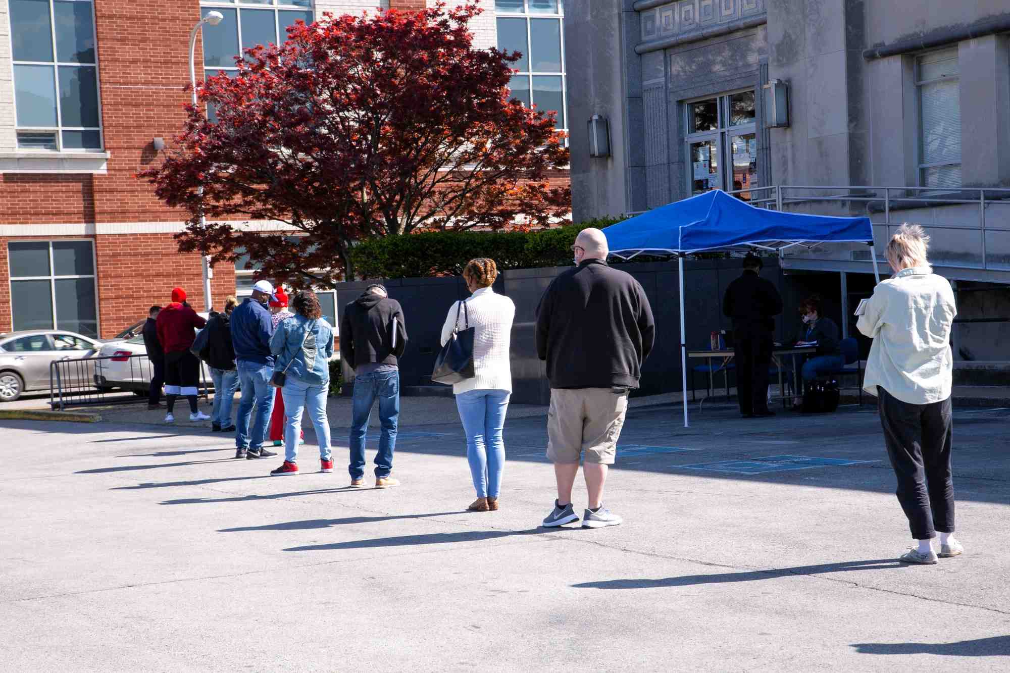 Des gens font la queue devant un centre de carriere a louisville, aux etats-unis