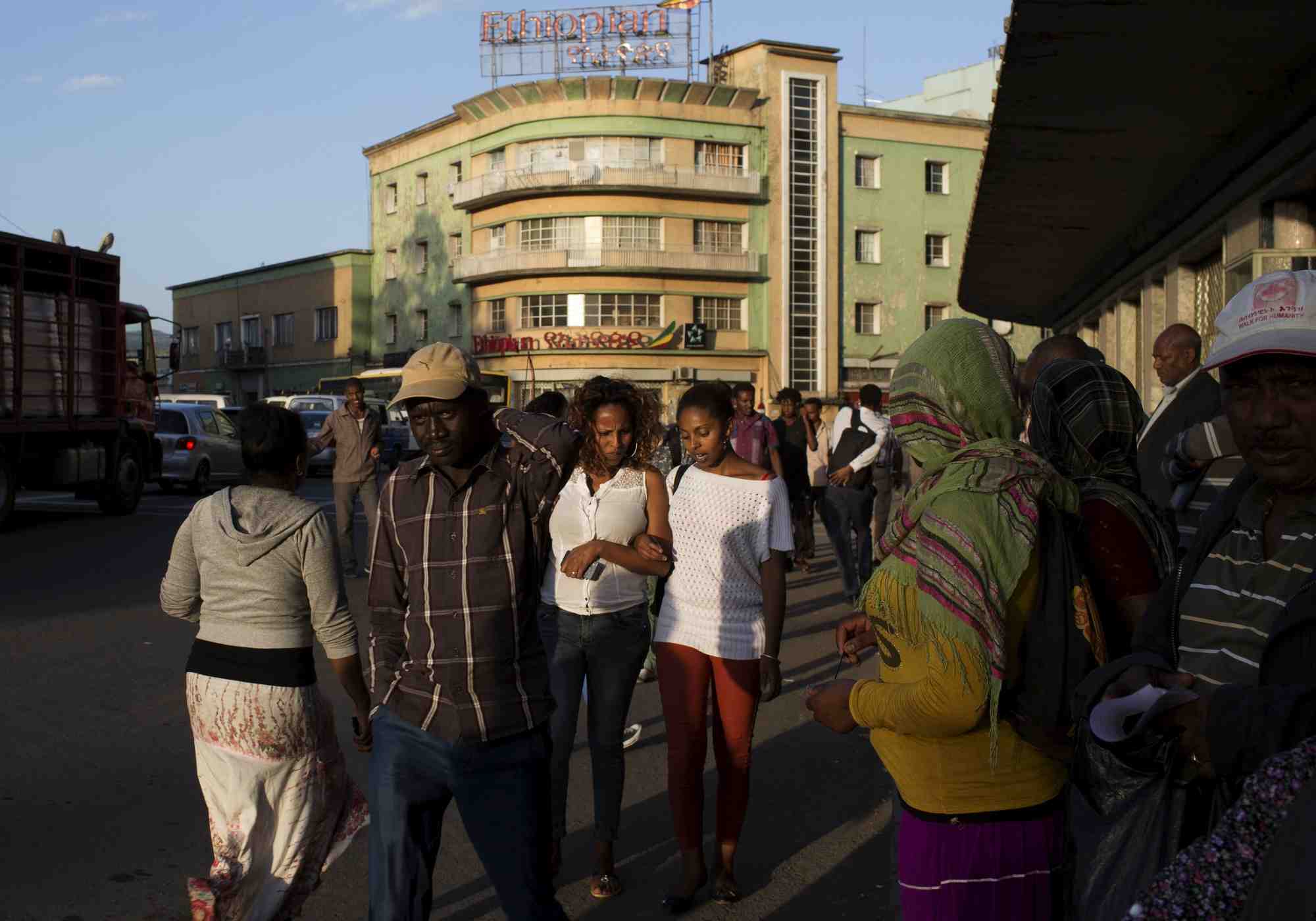 Des personnes marchent dans une rue animee d'addis-abeba, en ethiopie