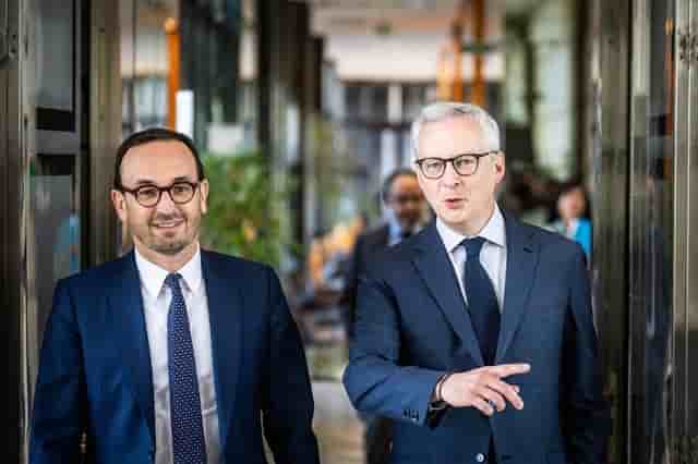 Le ministre délégué aux Comptes publics Thomas Cazenave et Bruno Le Maire (Economie) dans les couloirs de Bercy.