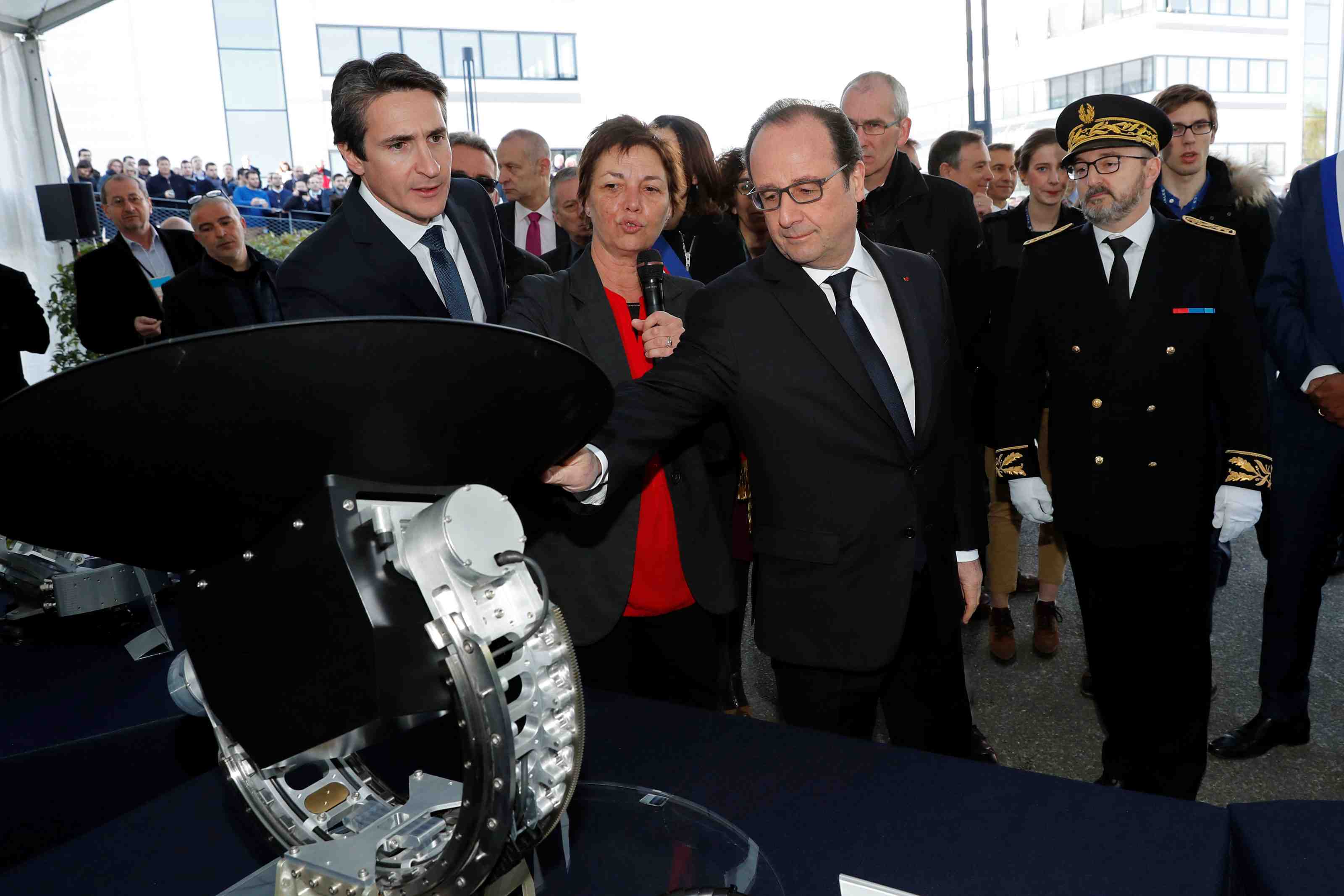 Ayez confiance et la france reussira, dit francois hollande aux francais