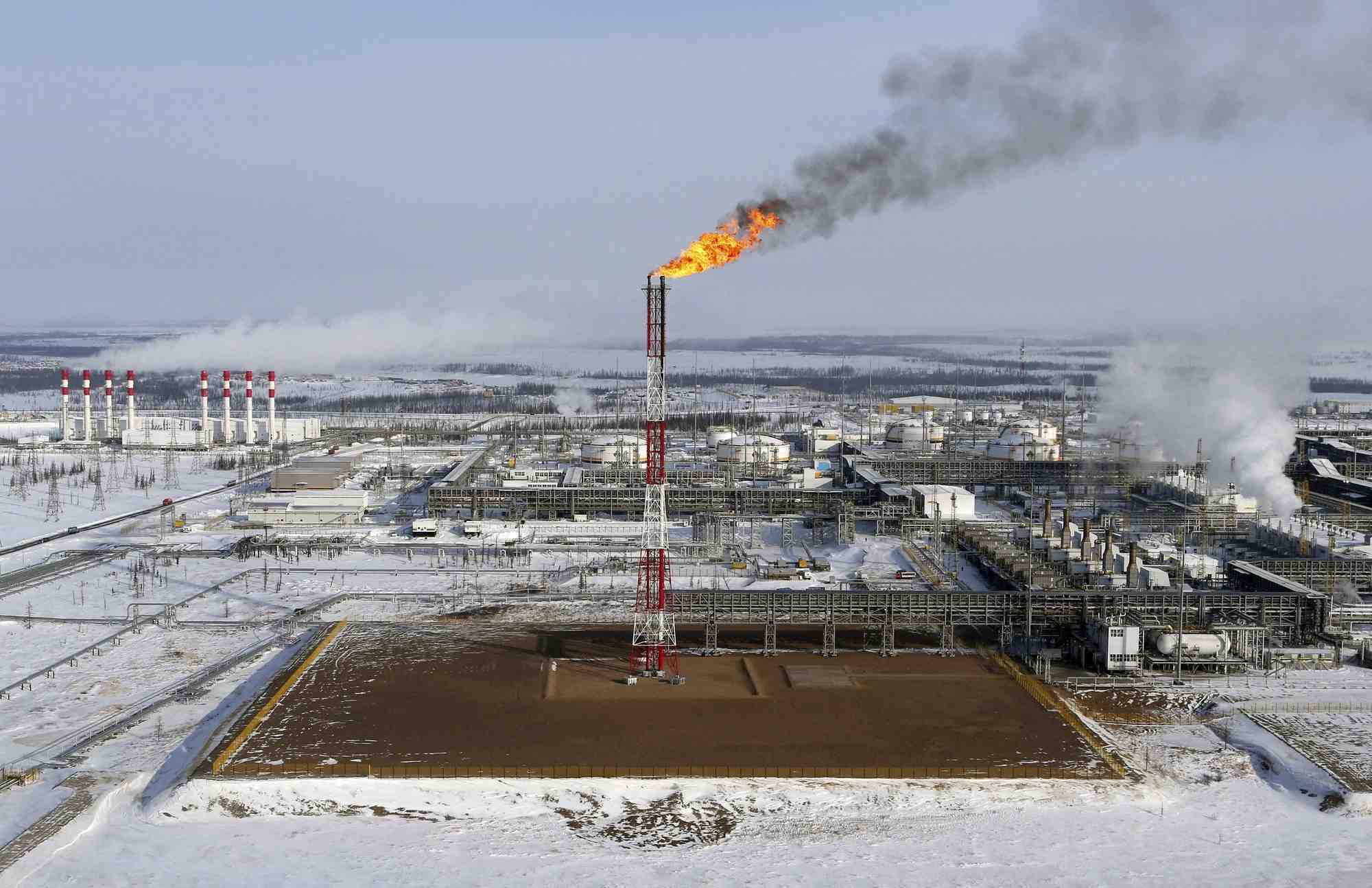 L'ue ajuste ses sanctions sur le petrole russe pour convaincre les reticents