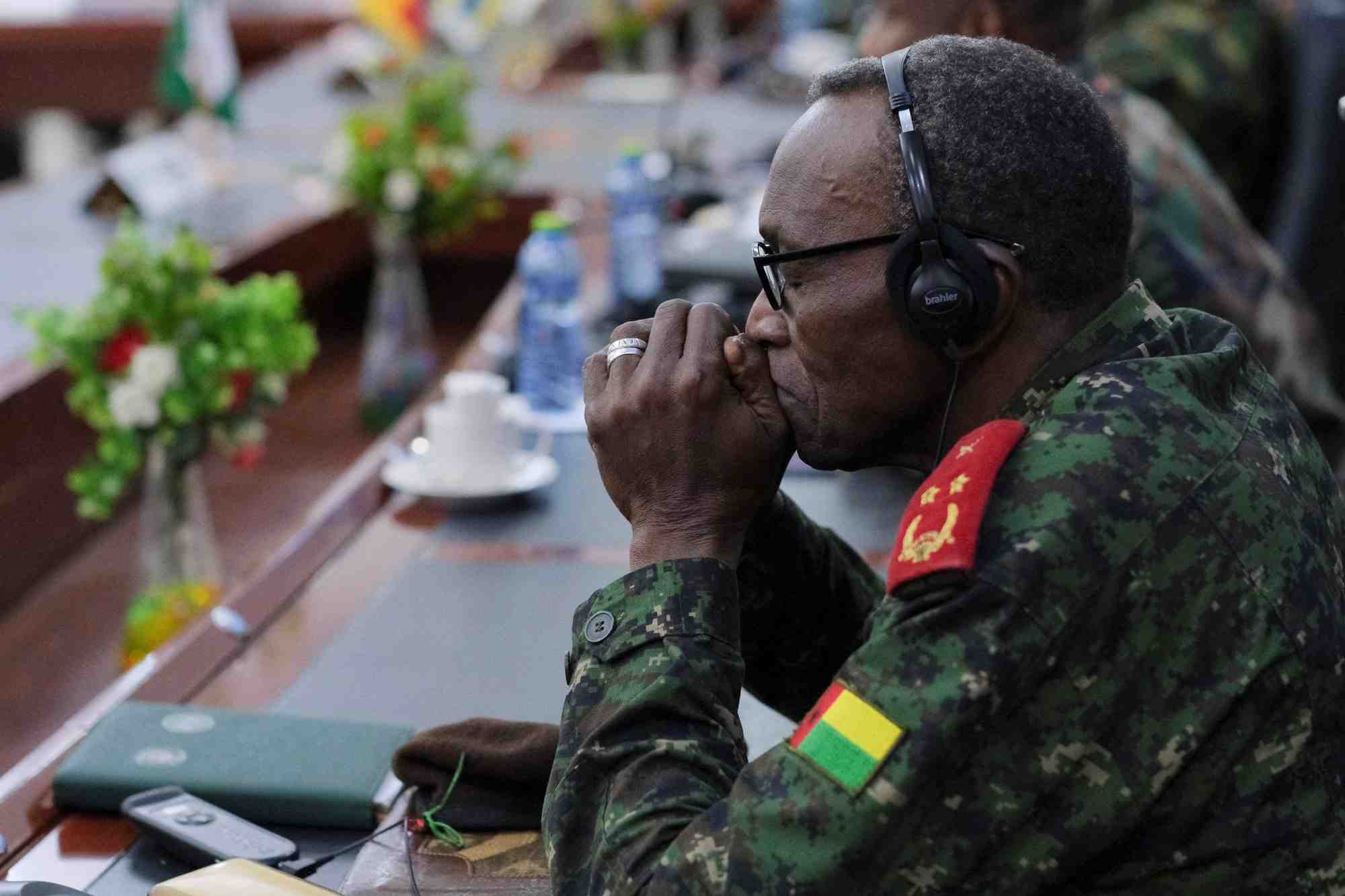 Le personnel militaire assiste a la reunion de la cedeao, a accra, au ghana.