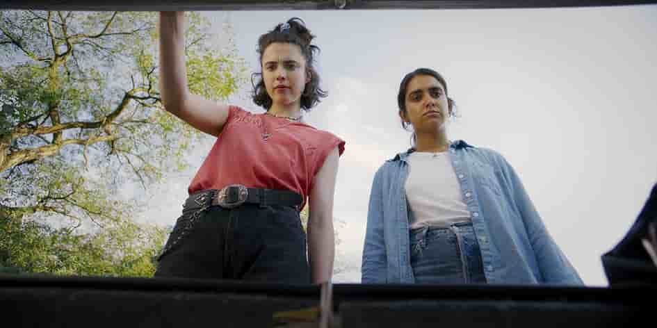 Jamie (Margaret Qualley) et Marian (Geraldine Viswanathan) trouvent dans le coffre d’une voiture de location une valise, objet de toutes les convoitises. D’affreux jojos se lancent à leurs trousses.