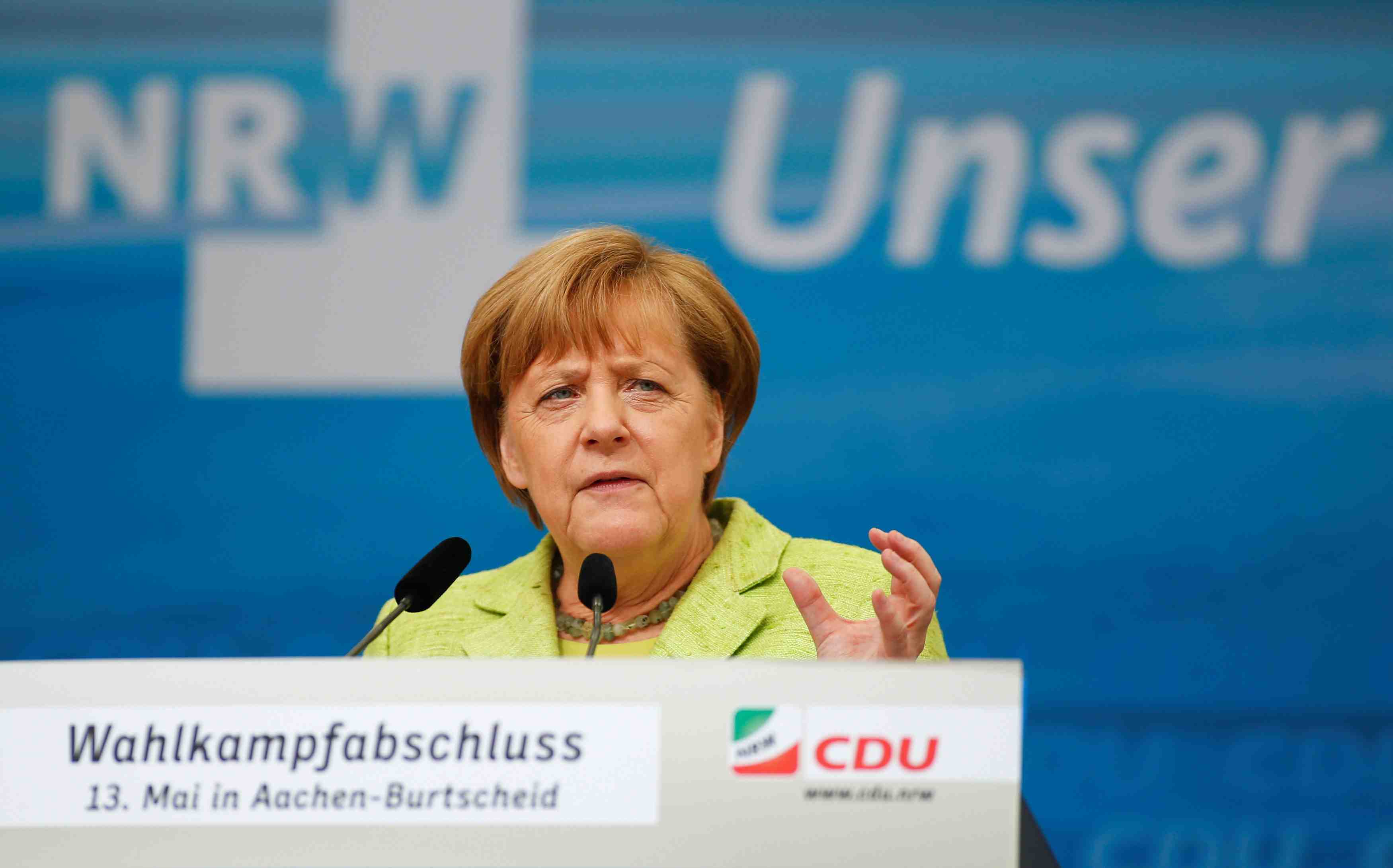 Pour merkel, l'election de macron contribuera a redynamiser l'europe