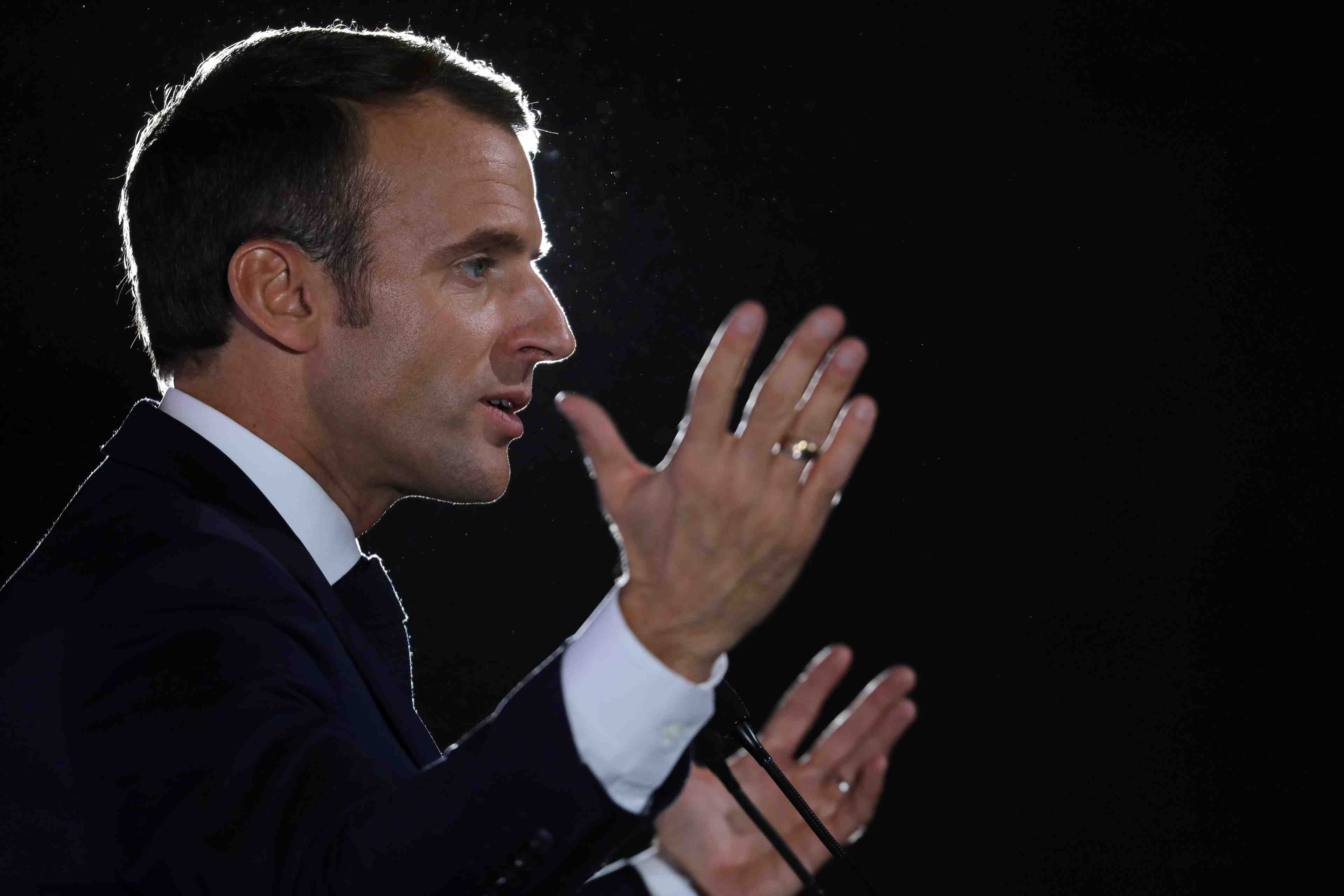Emmanuel macron se defend de "jouer" avec les peurs en europe