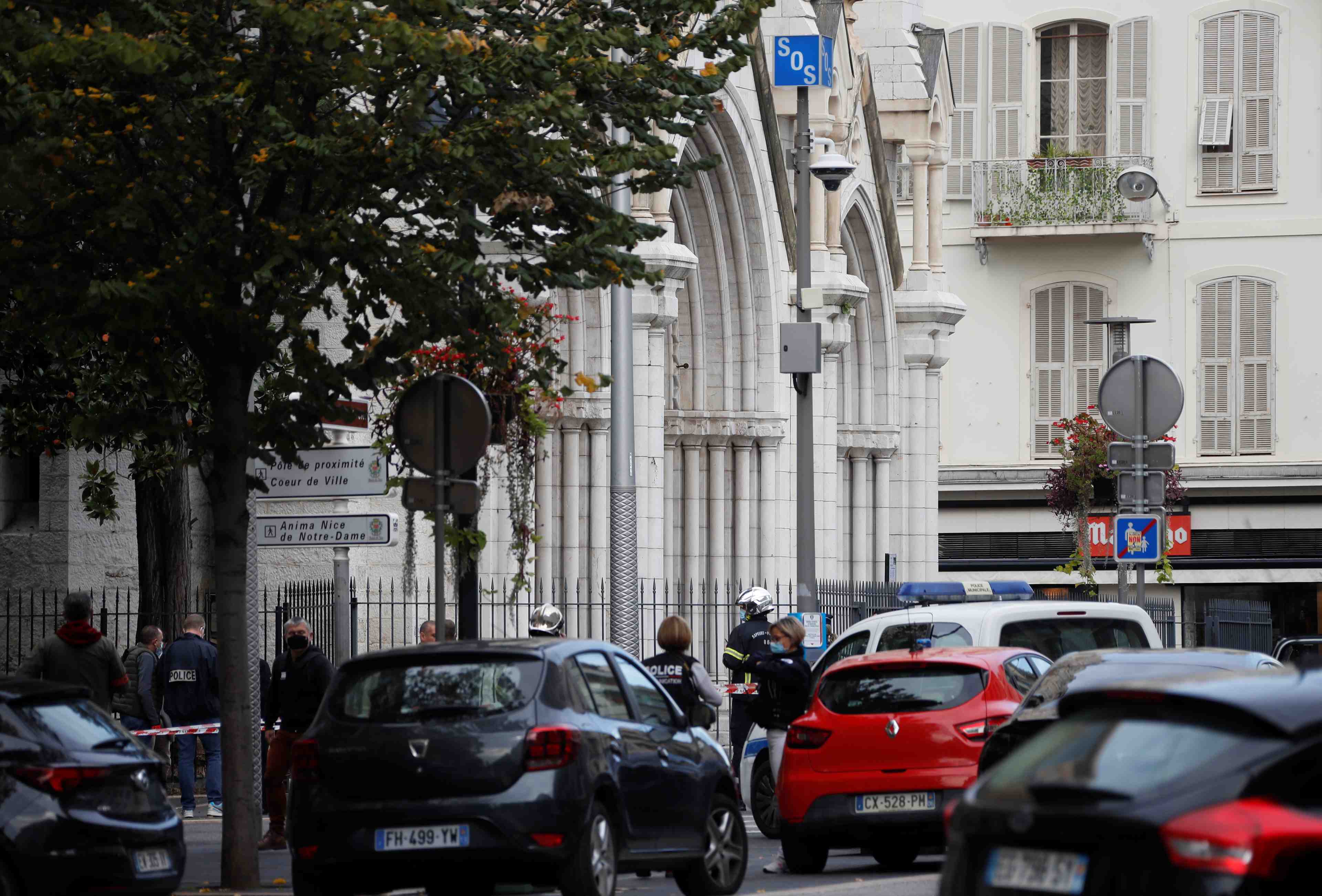 France: l'attaque de nice a fait deux morts, dit un porte-parole de la police