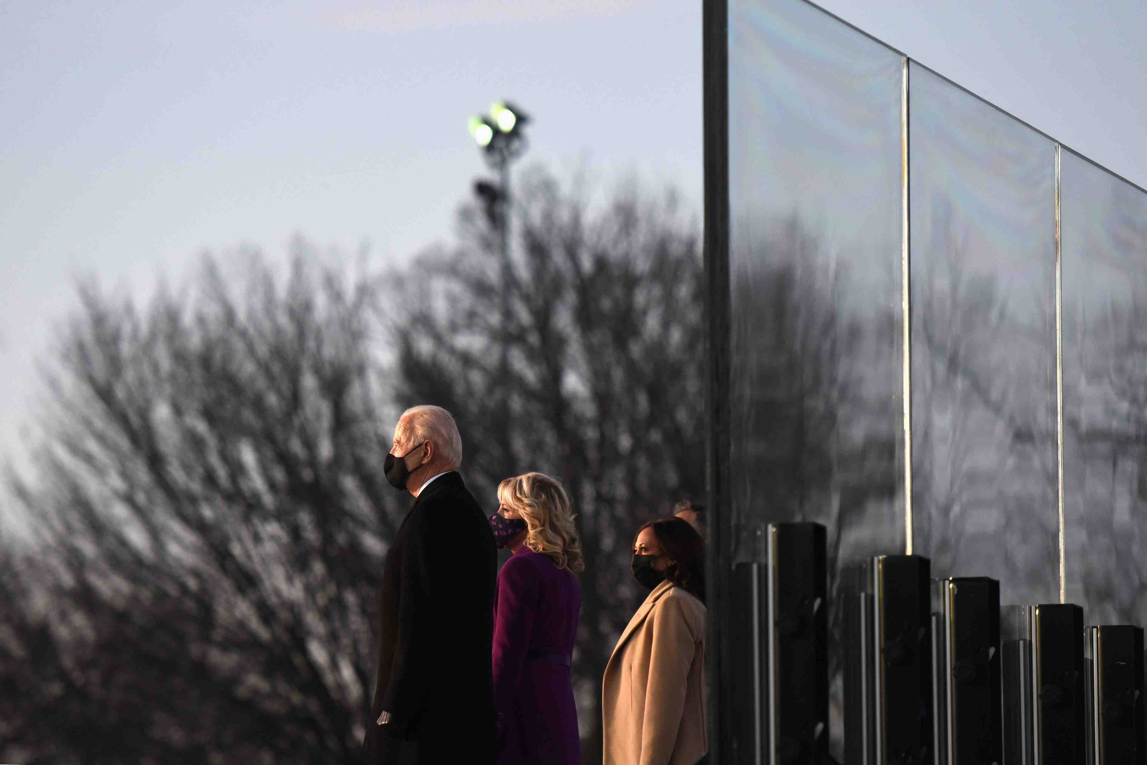 Biden rend hommage aux morts du covid lors d'une ceremonie a washington