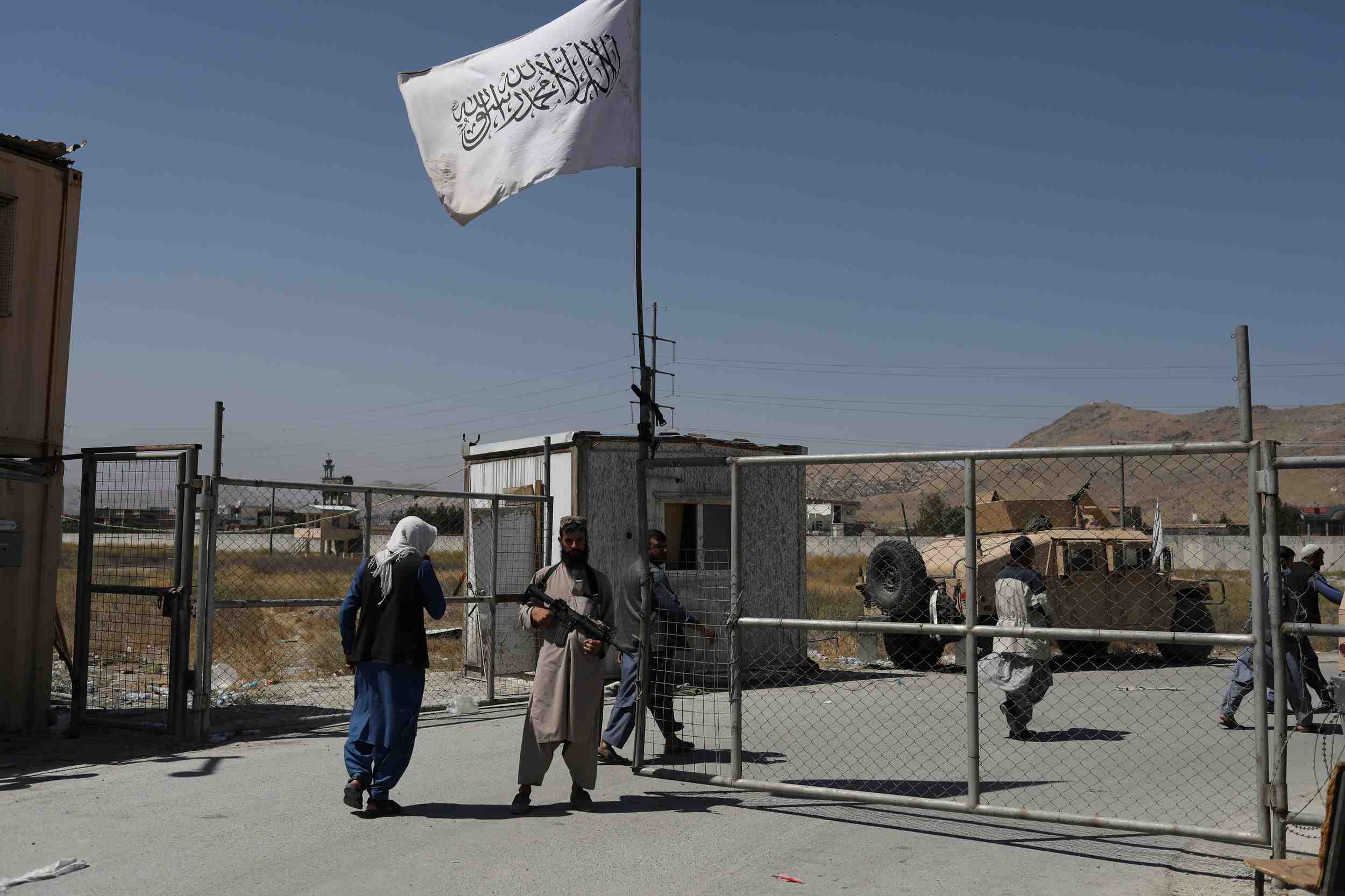 Les taliban vont permettre a 200 americains et d'autres civils de quitter l'afghanistan
