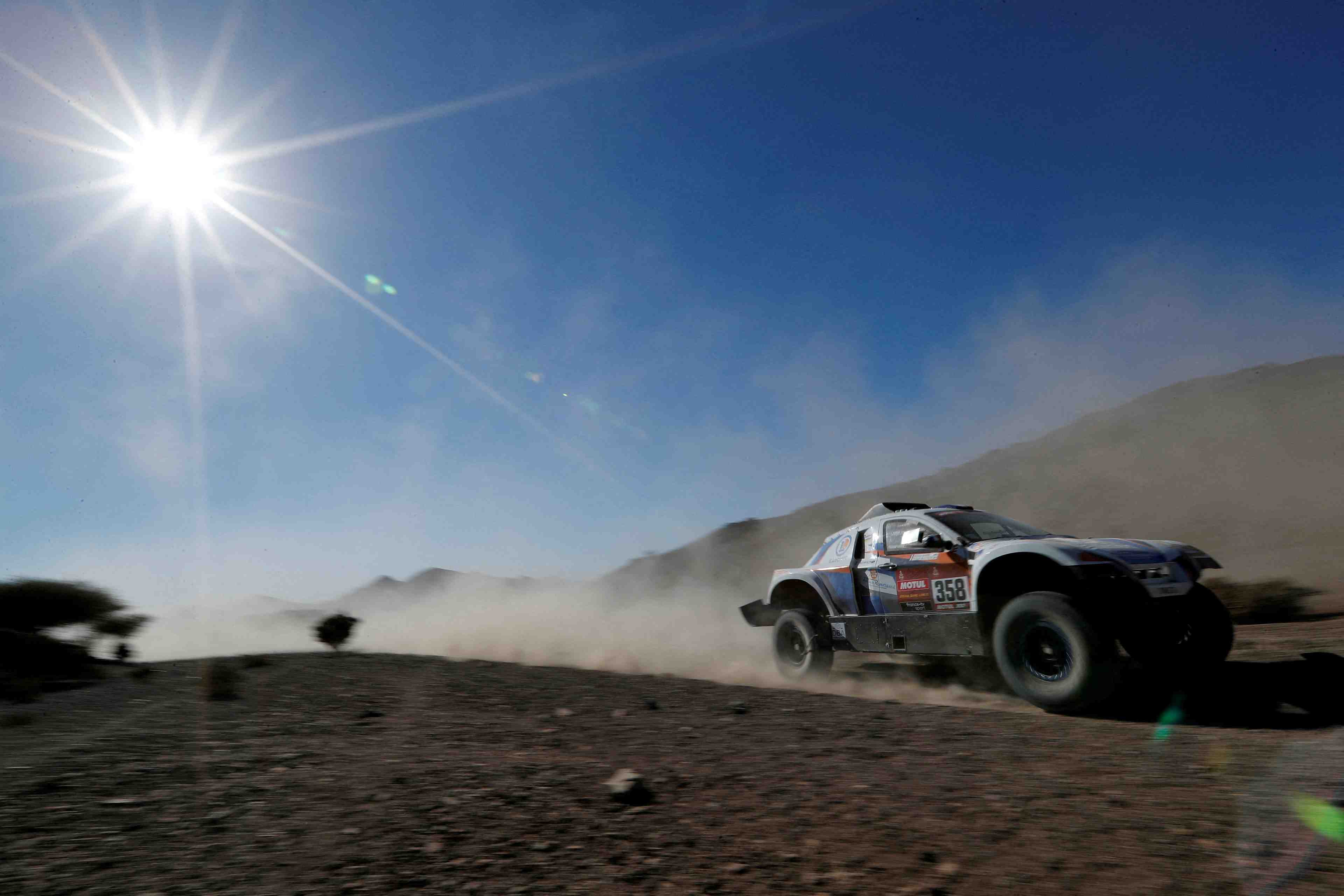 Des traces d'explosif sur une voiture du dakar 2022 en arabie saoudite