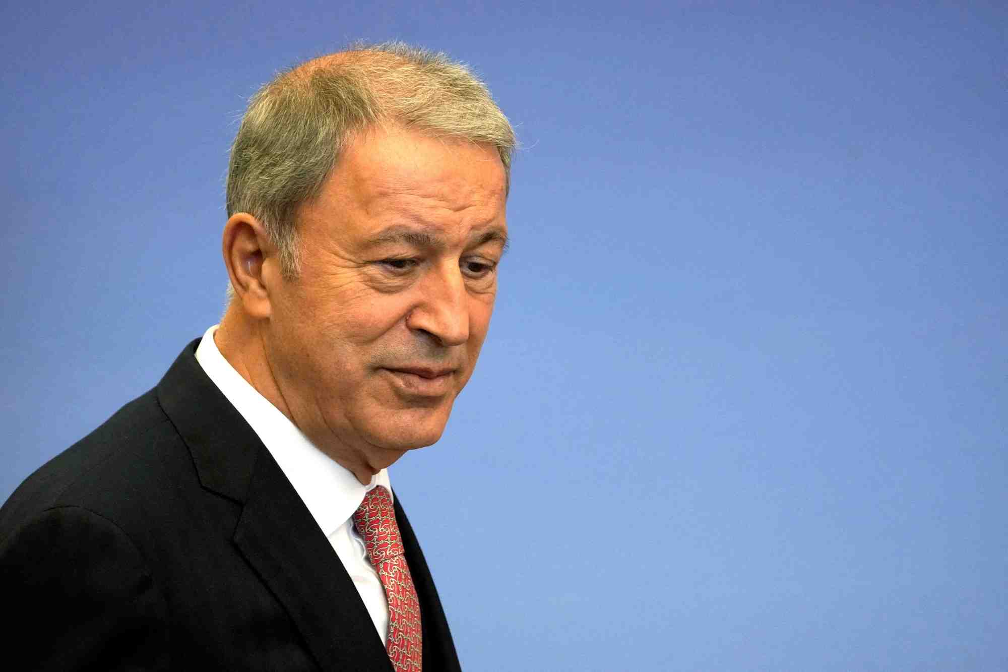 Le ministre turc de la defense hulusi akar arrive a une conference de presse a riga, en lettonie
