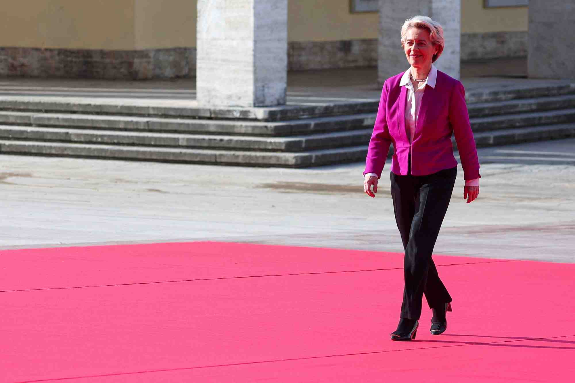 Photo de la presidente de la commission europeenne, ursula von der leyen