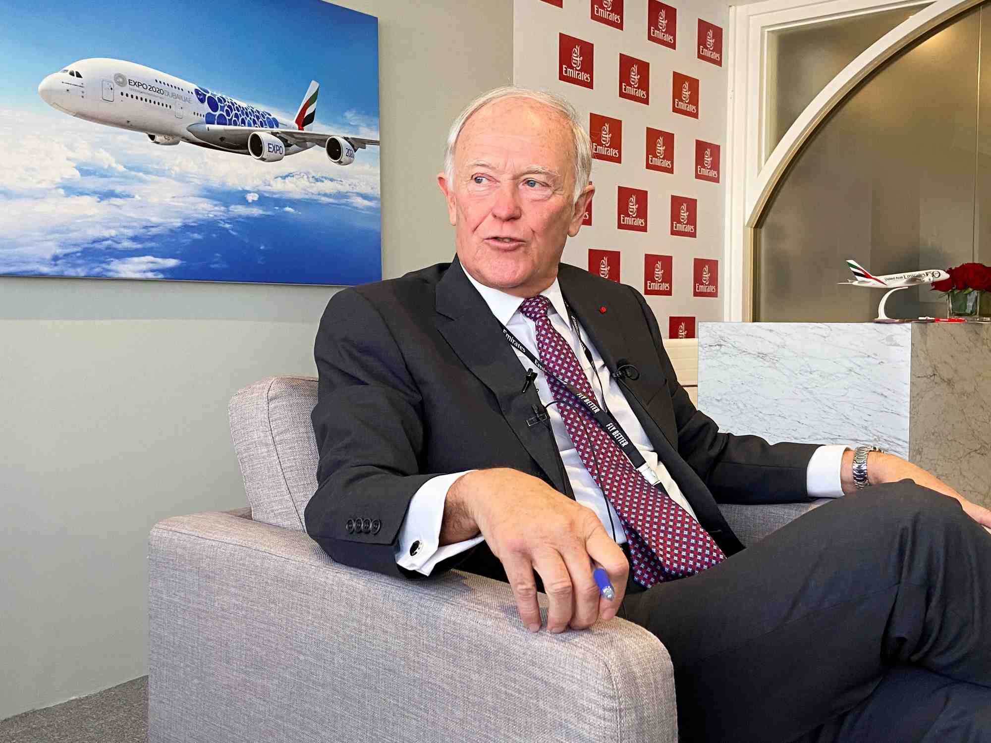Le president de la compagnie aerienne emirates, tim clark, s'entretient avec des journalistes lors du salon aeronautique de dubai, a dubai