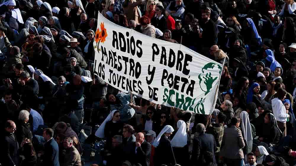Plus de 400.000 personnes se sont rassemblées sur la place Saint-Pierre, samedi 26 avril, pour les funérailles du Pape François.