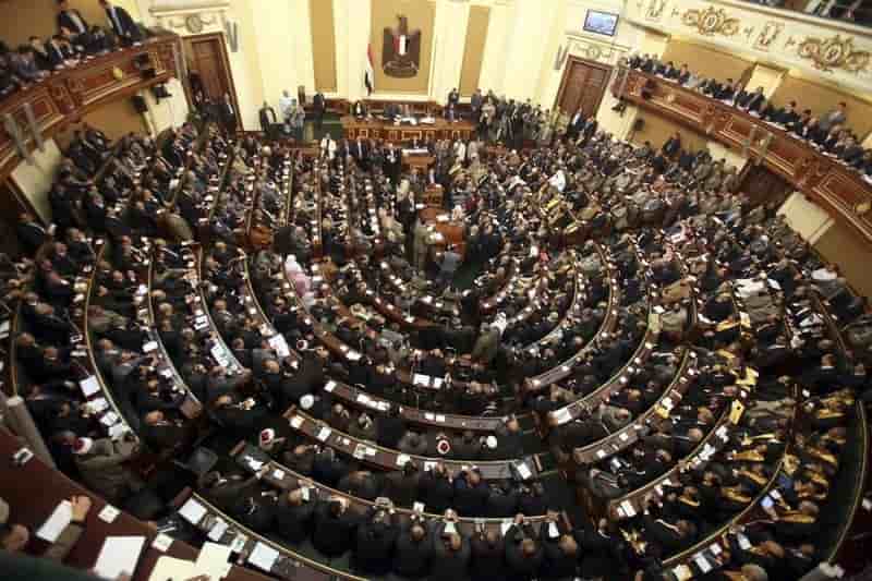 La justice ordonne le report de l'election du parlement egyptien