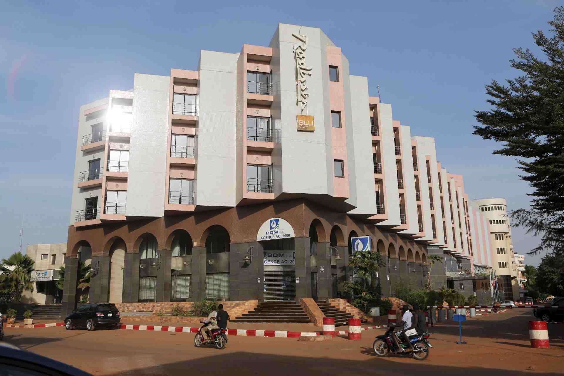 Deux suspects recherches apres la prise d'otages dans un hotel de bamako