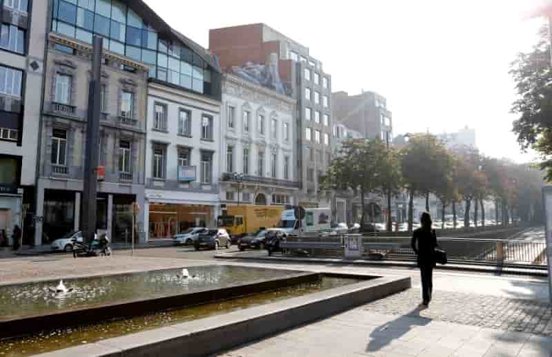 Les bruxellois veulent sauver un penis mural geant