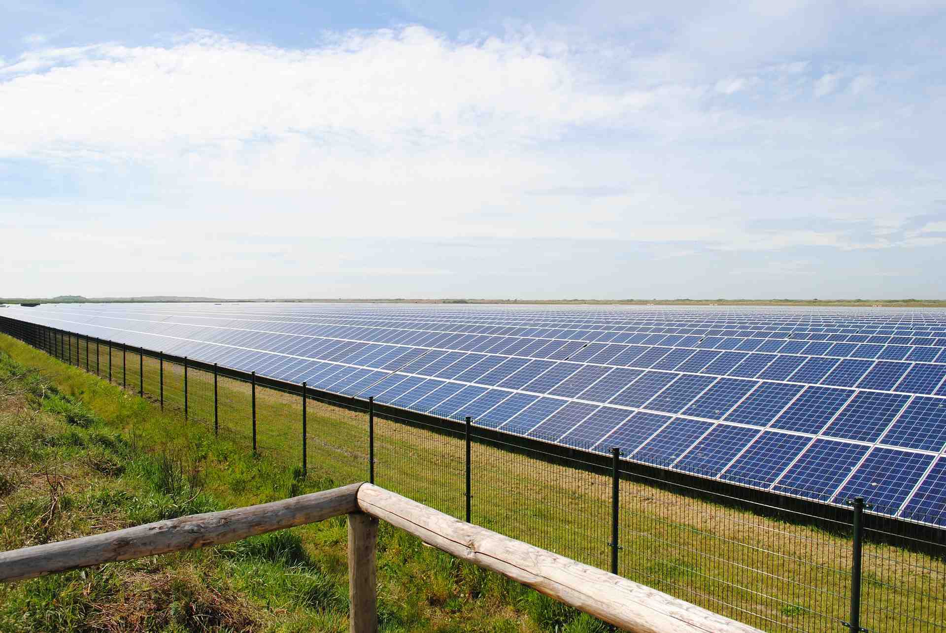 Depuis que l'accès au marché américain leur est fermé, les panneaux solaires chinois inondent l'Europe, faisant s'effondrer les prix.