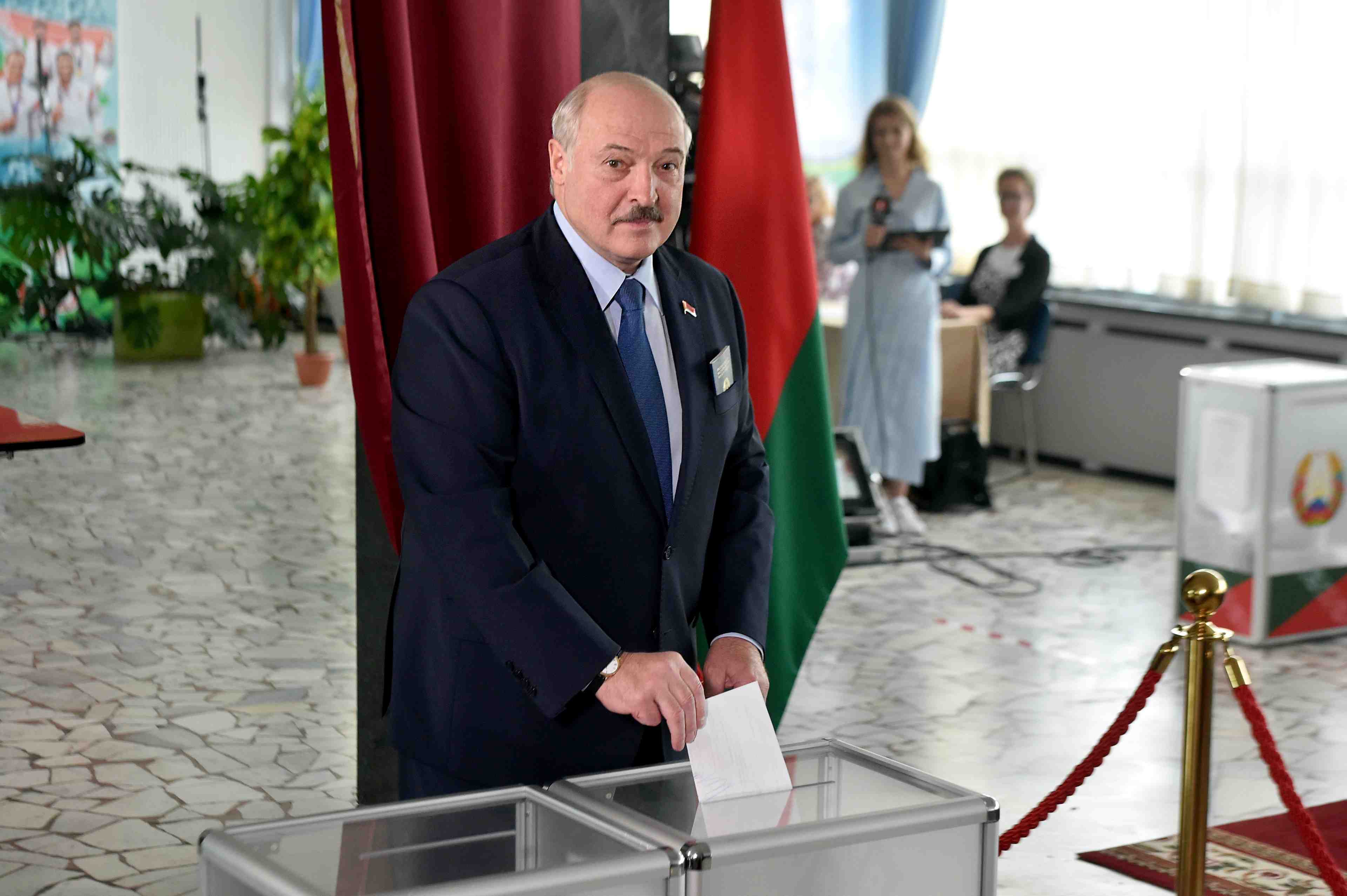 Loukachenko brigue un nouveau mandat en bielorussie, ou l'opposition presente un front uni