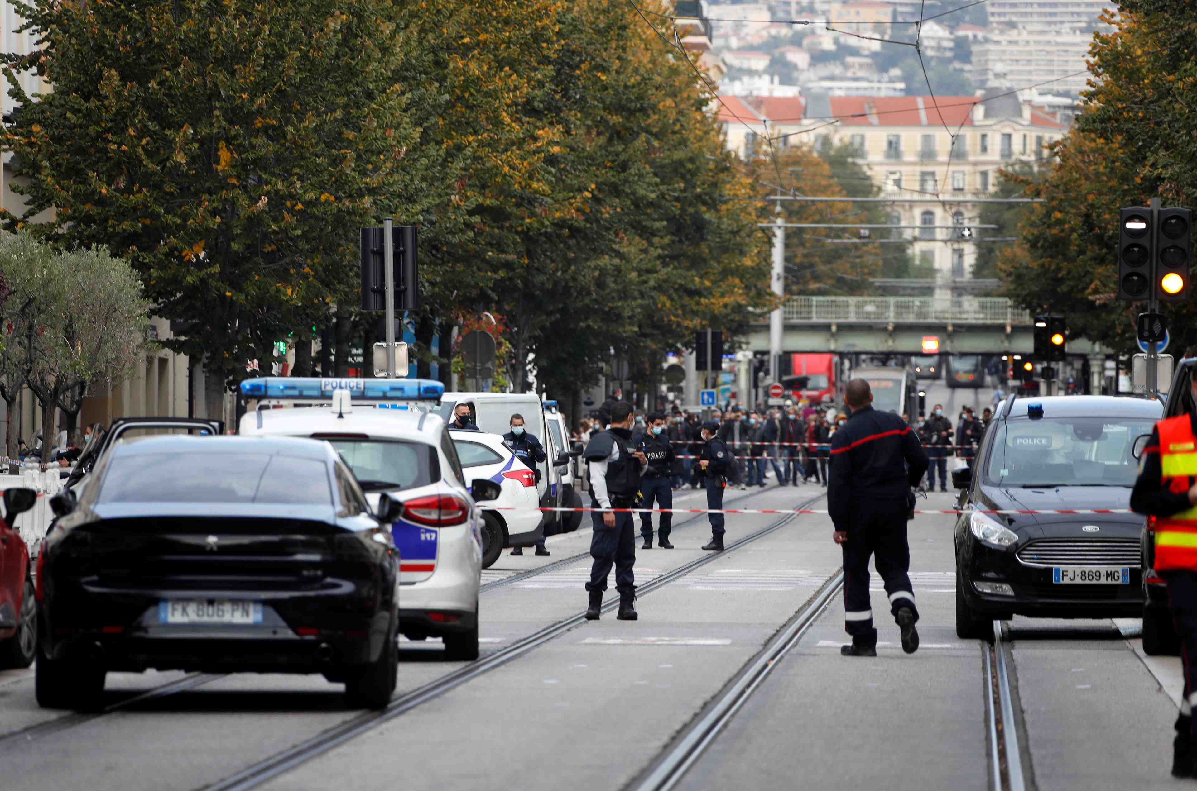 France: une femme decapitee a nice, un homme tue de coups a la gorge