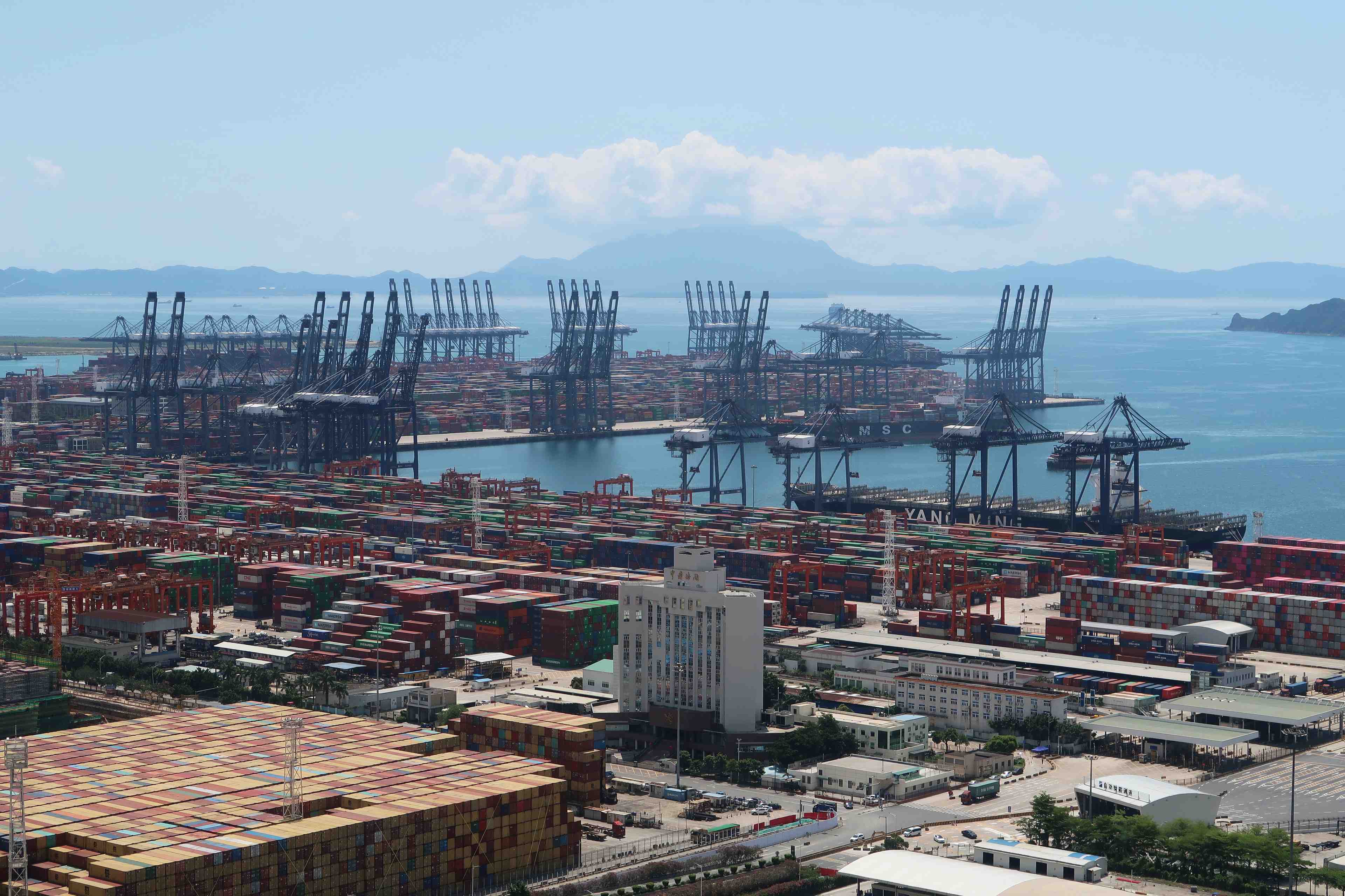 Chine: bond des exportations en janvier et fevrier