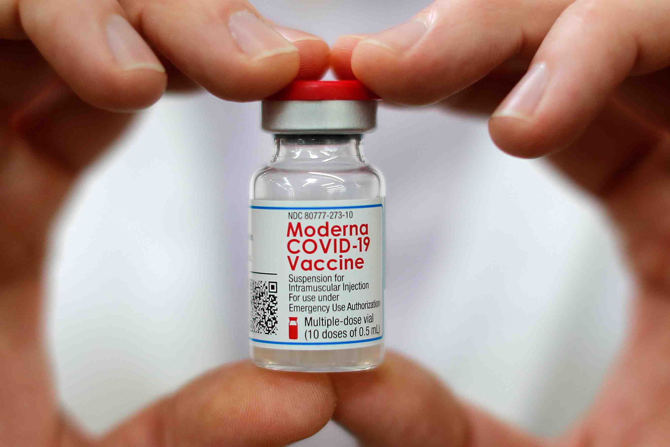 Le monde sera confronte a un surplus de vaccins en 2022, selon le dg de moderna