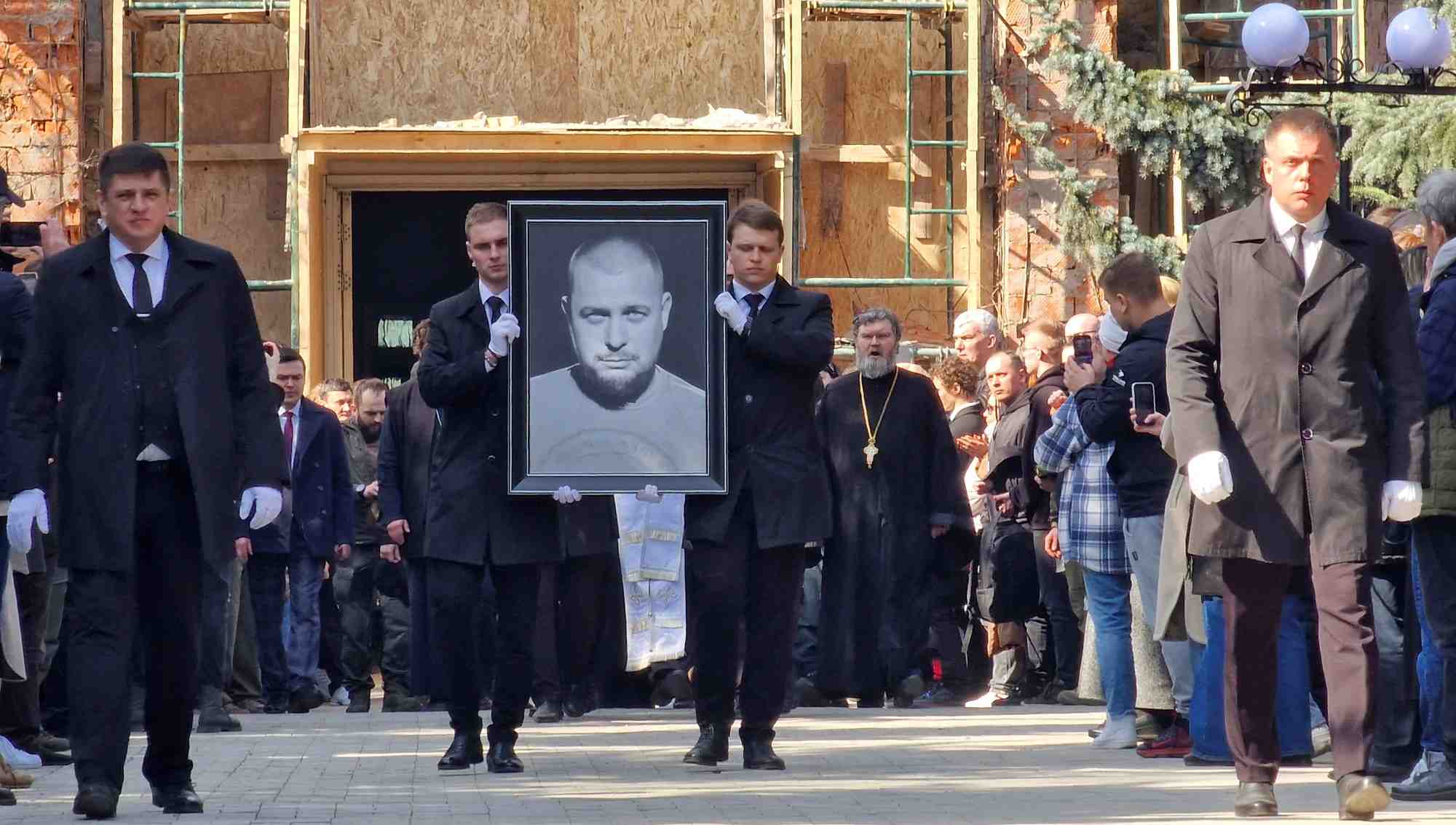 Les funerailles a moscou du blogueur militaire russe vladlen tatarsky