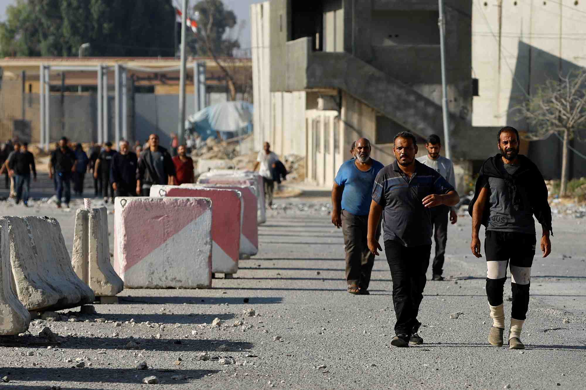 Des ouvriers palestiniens, qui se trouvaient en israel lors de l'attaque du hamas du 7 octobre, arrivent a la frontiere de rafah apres avoir ete renvoyes par israel dans la bande de gaza