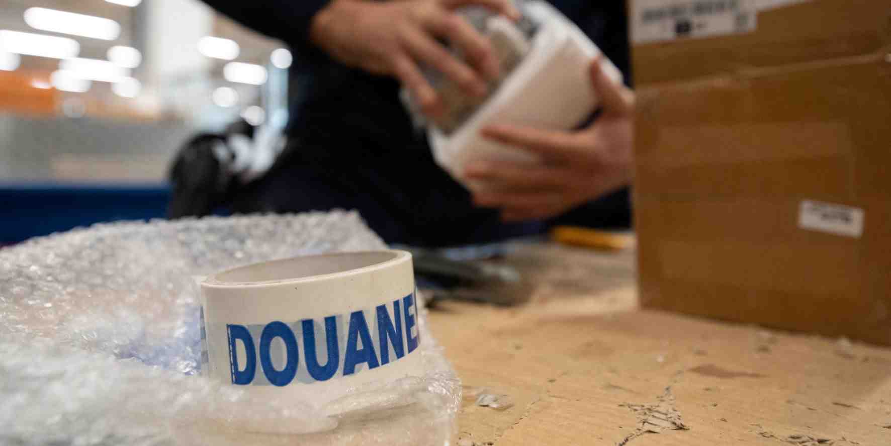 Utilisés par pratiquement tous les pays, les droits de douane sont une taxe sur les produits achetés à l’étranger.