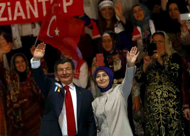 Ahmet davutoglu conserve la presidence de l'akp en turquie