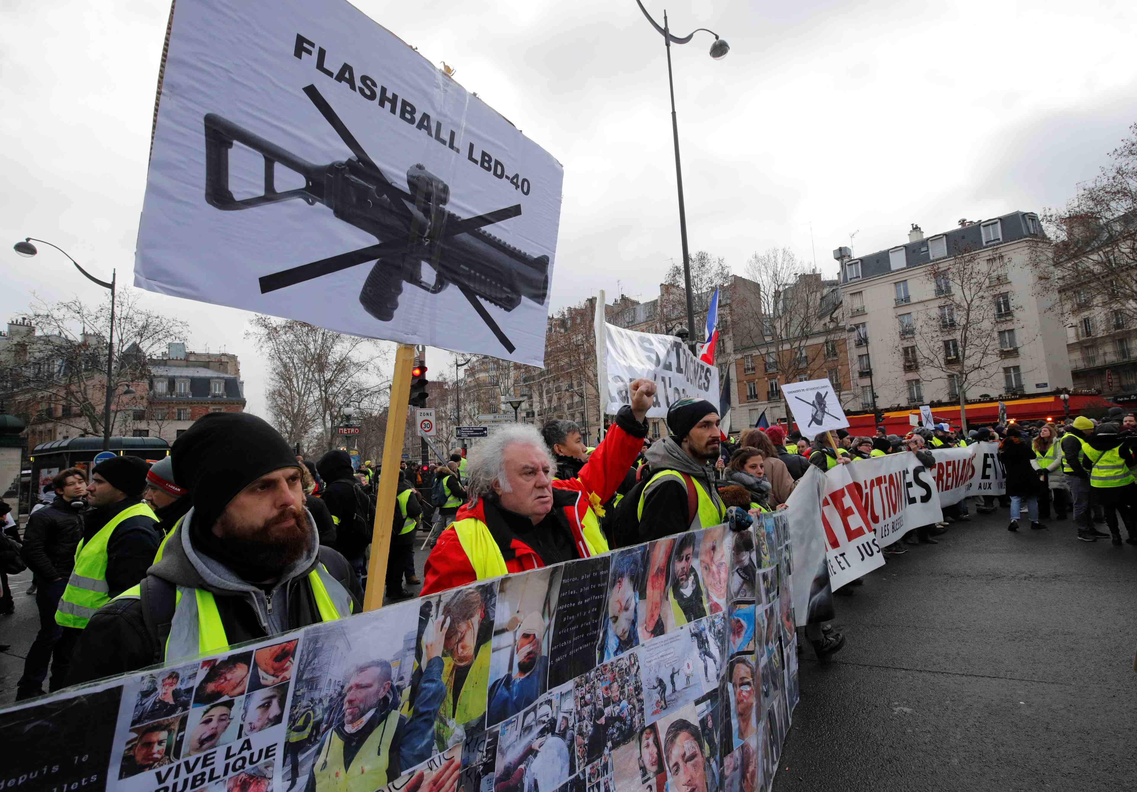 Hommage des "gilets jaunes" aux manifestants blesses