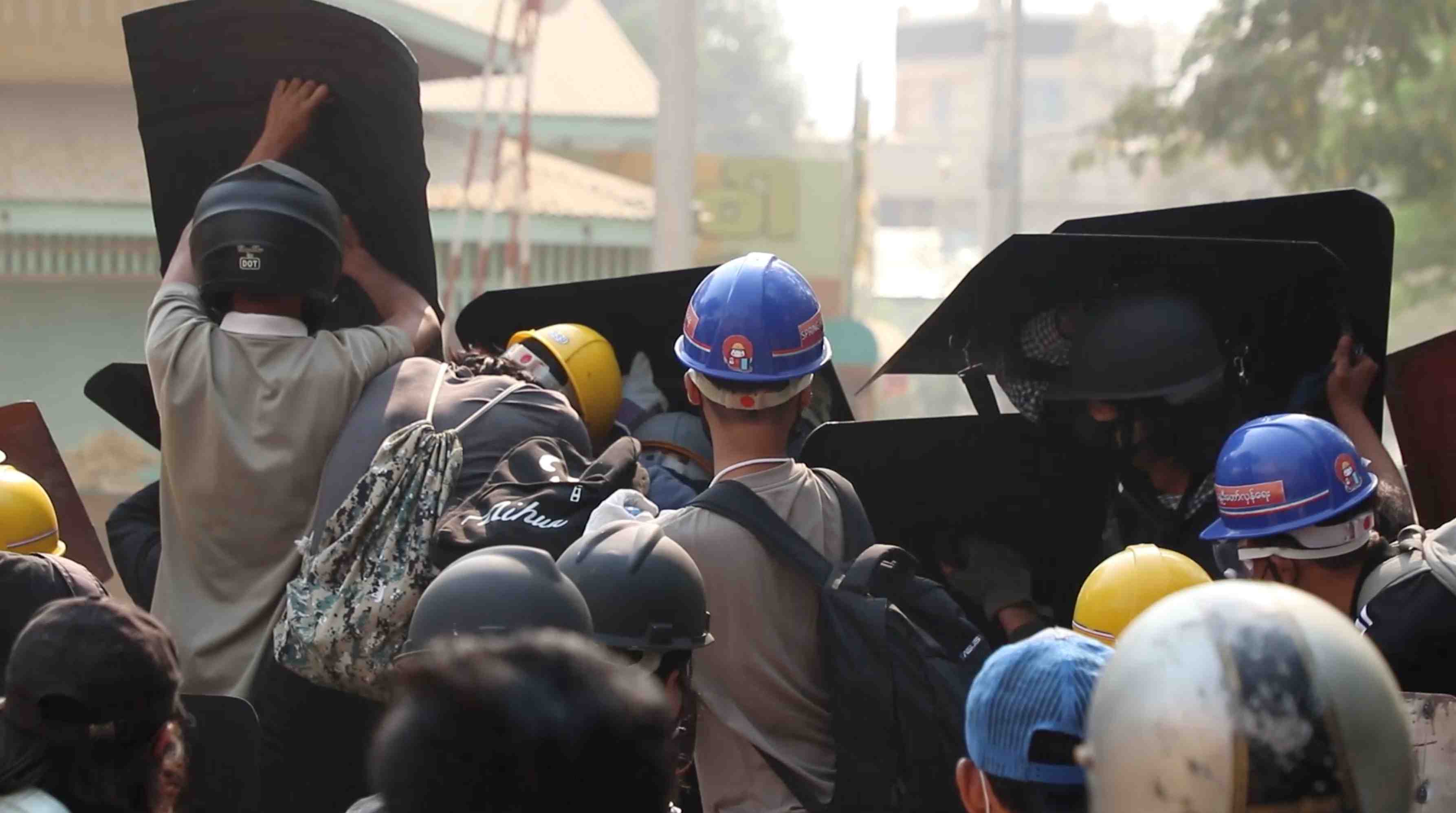 Birmanie: les manifestations reprennent apres des raids nocturnes