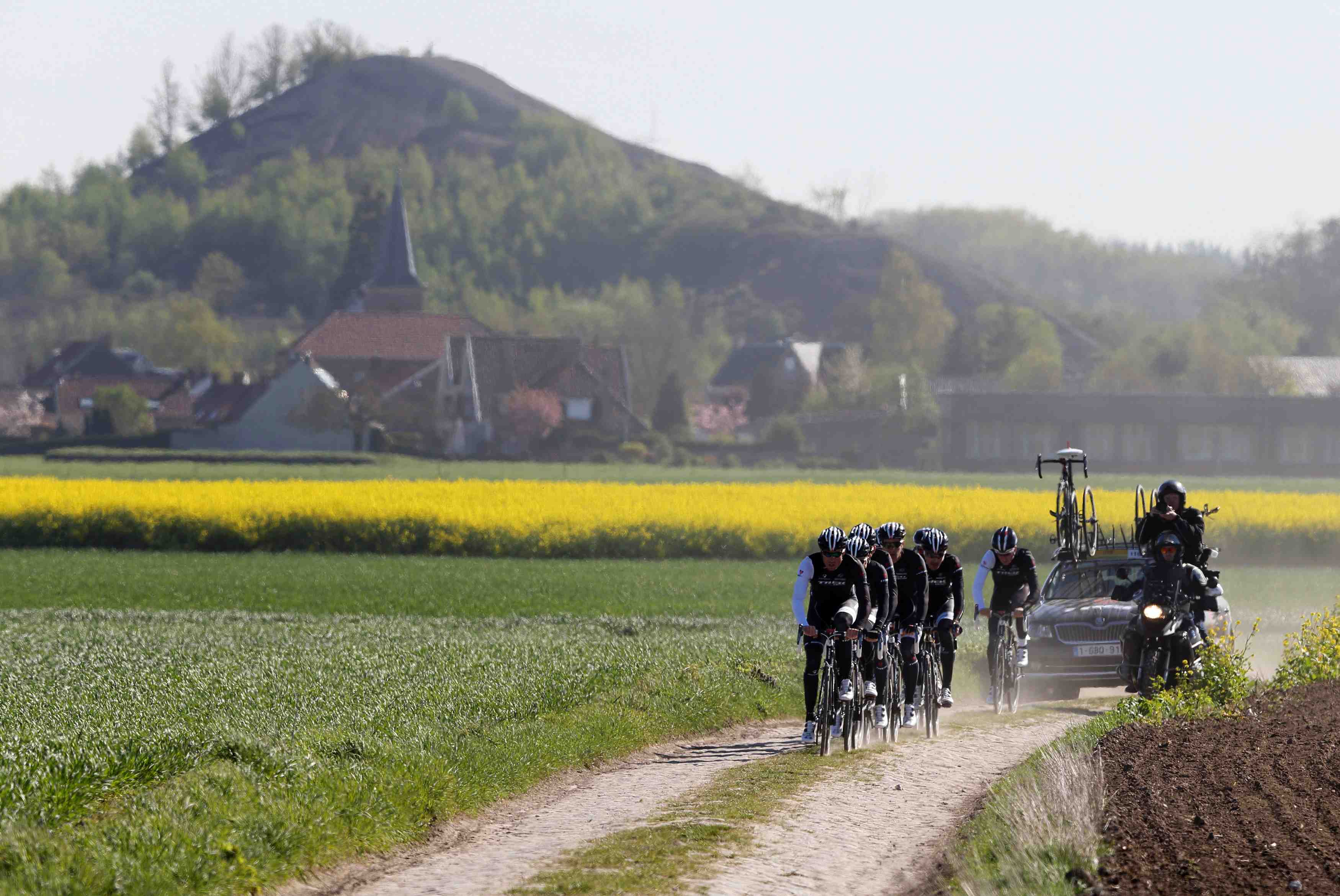 La course cycliste paris-roubaix reportee, rapporte le parisien