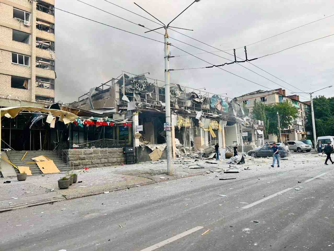 Un batiment endommage par une frappe de missile russe a kramatorsk, en ukraine