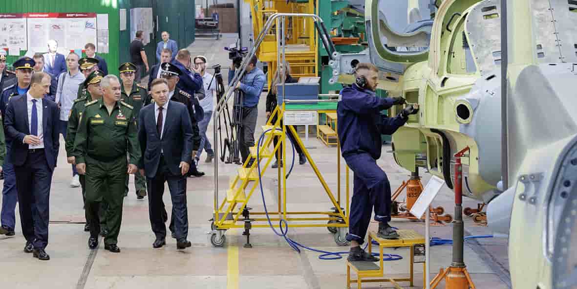 Le ministre russe de la Défense, Sergueï Choïgou, lors d’une visite d’usine d’hélicoptères dans le territoire de Primorsk (Est).