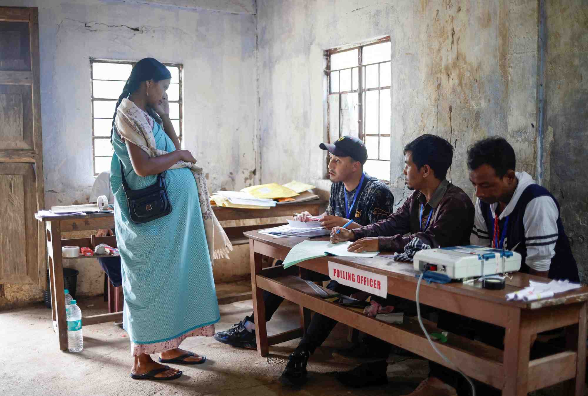 Bureau de vote dans le village de nongriat, a shillong, dans l'etat de meghalaya, nord-est de l'inde
