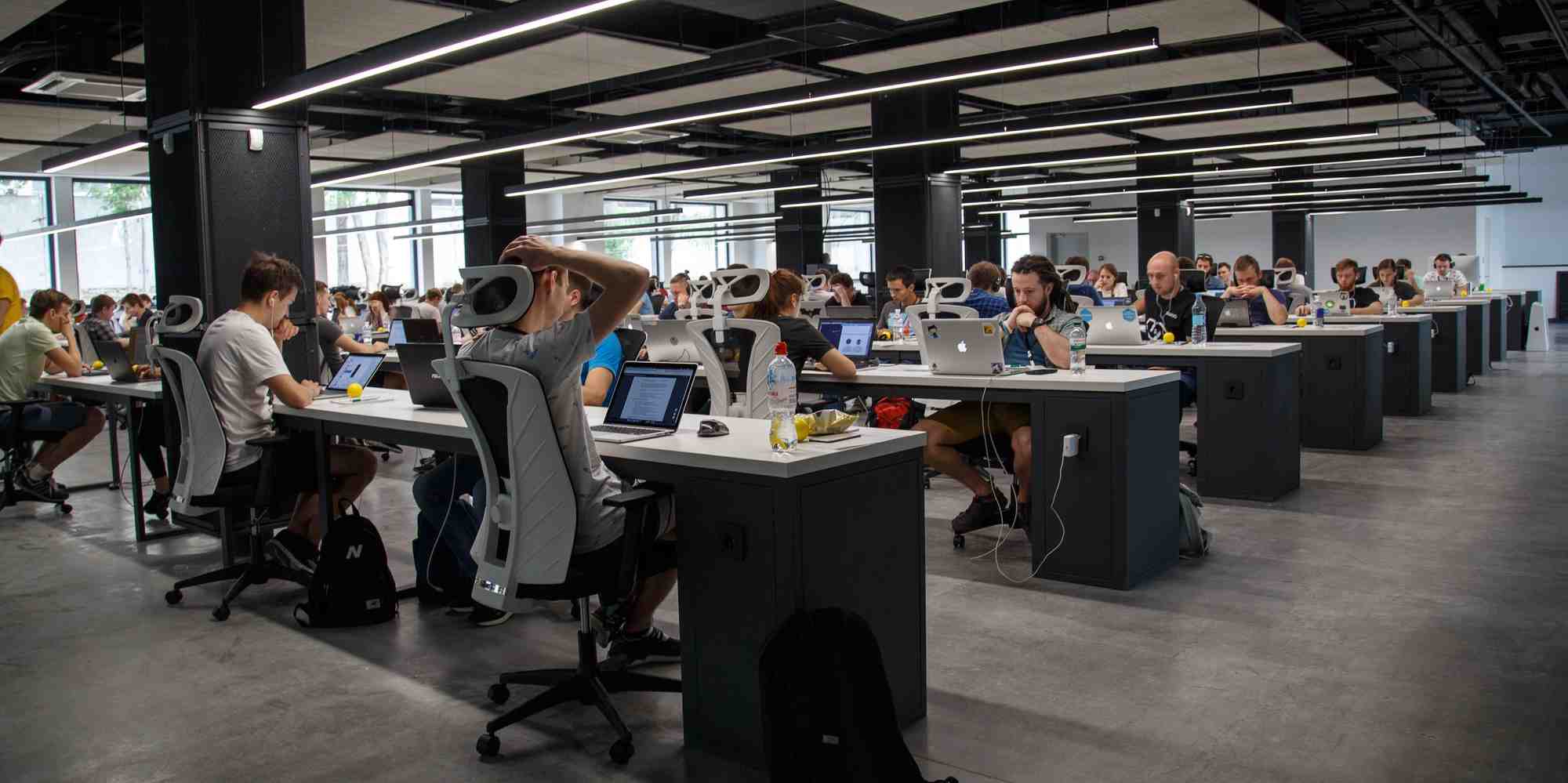 Les personnes qui travaillent en open space sont les plus touchées : 74% des actifs interrogés travaillant dans ces conditions se disent gênés par le bruit.