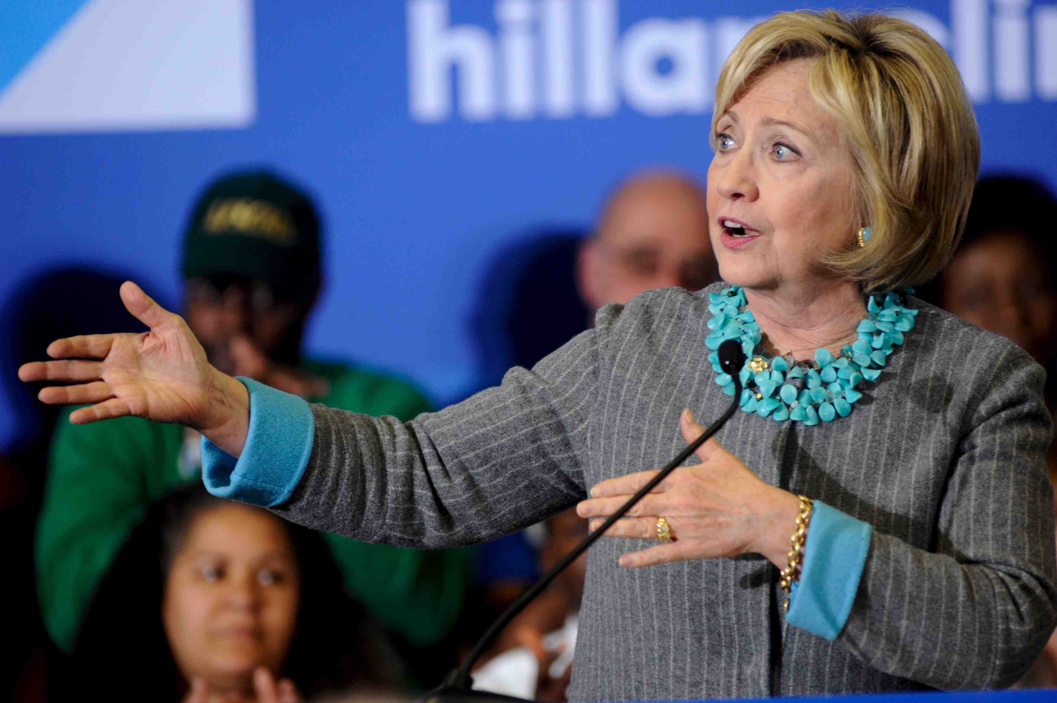 Hillary clinton promet de mettre fin a l'"inversion" fiscale
