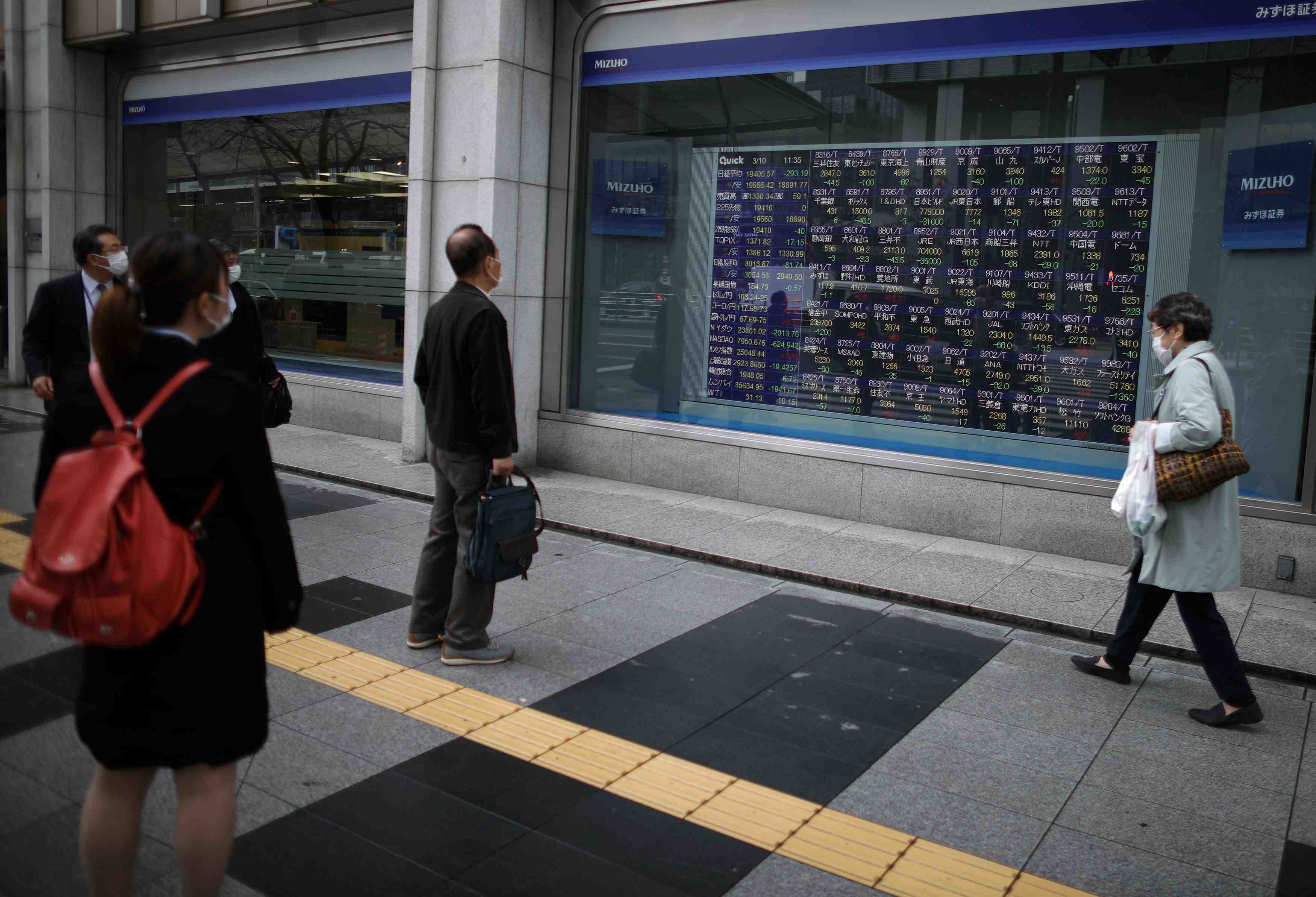 Tokyo termine en baisse