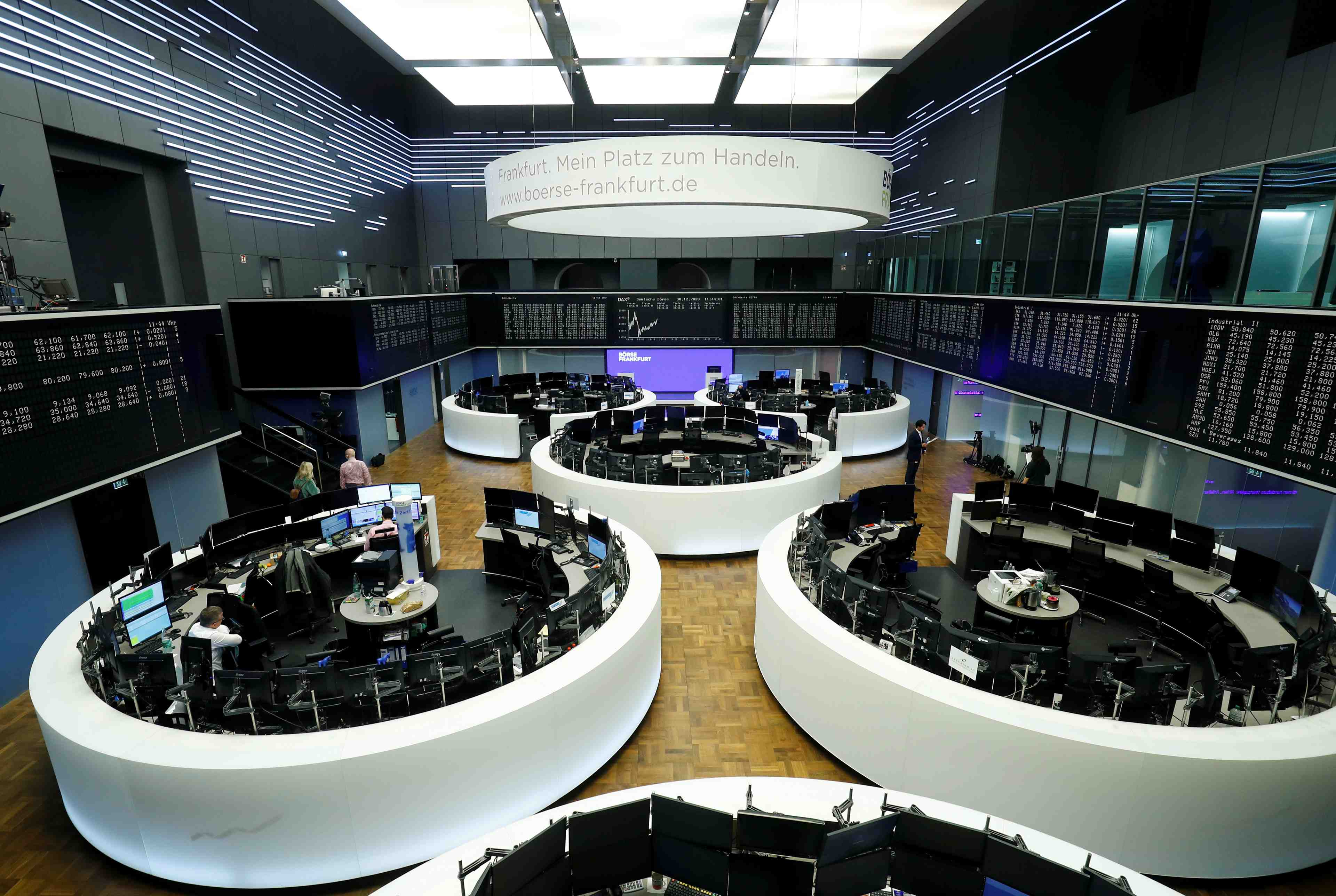 Debuts mitiges en europe, la baisse du petrole pese sur la tendance