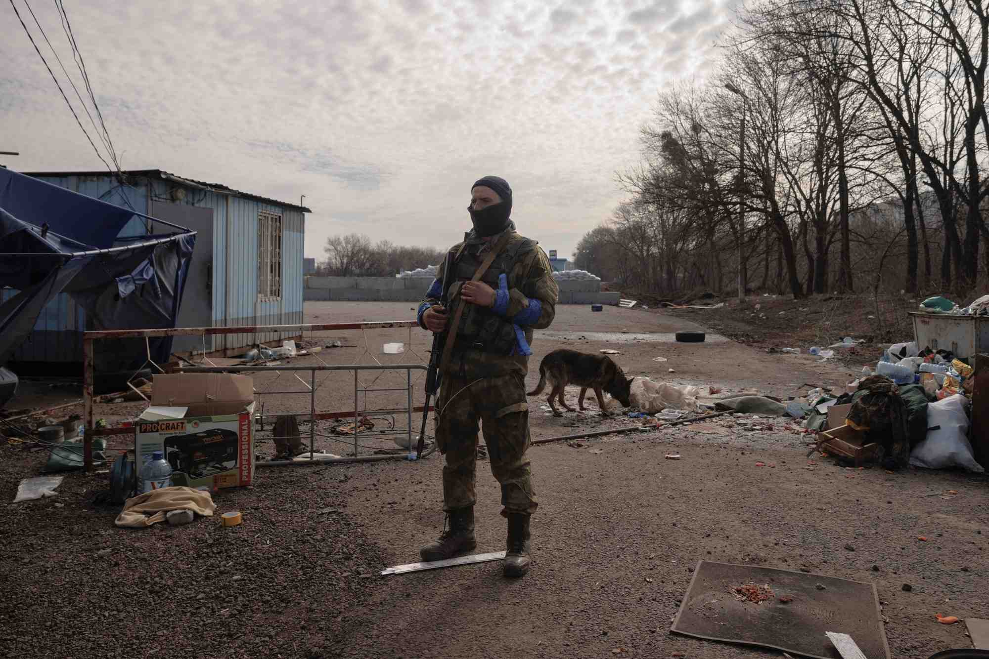 La russie dit reduire ses operations dans le nord de l'ukraine, kyiv propose sa neutralite