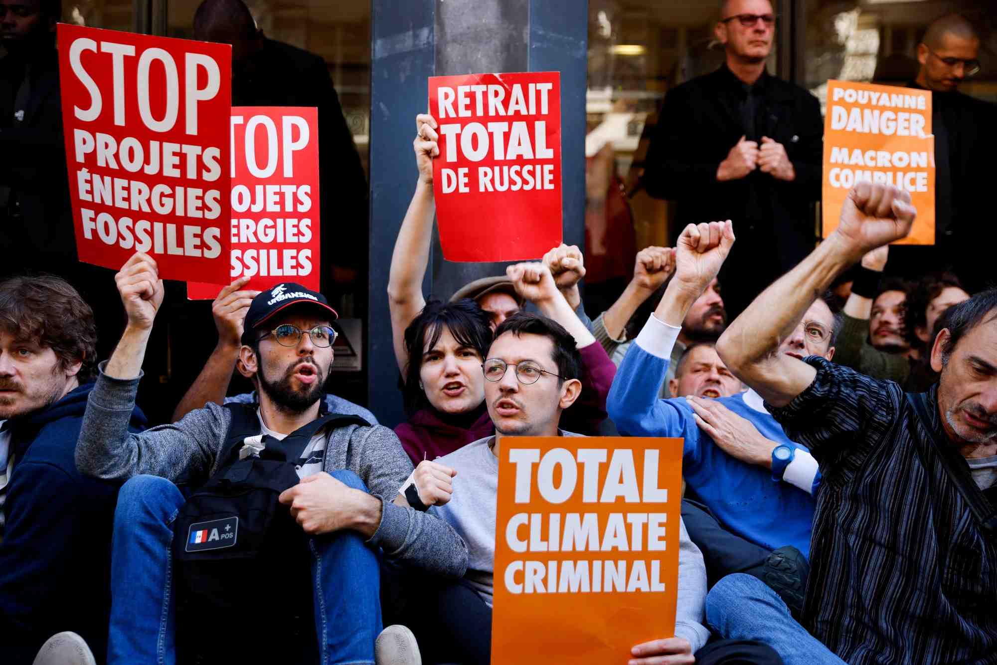 Des militants ecologiques tentent sans succes de bloquer l'ag de totalenergies