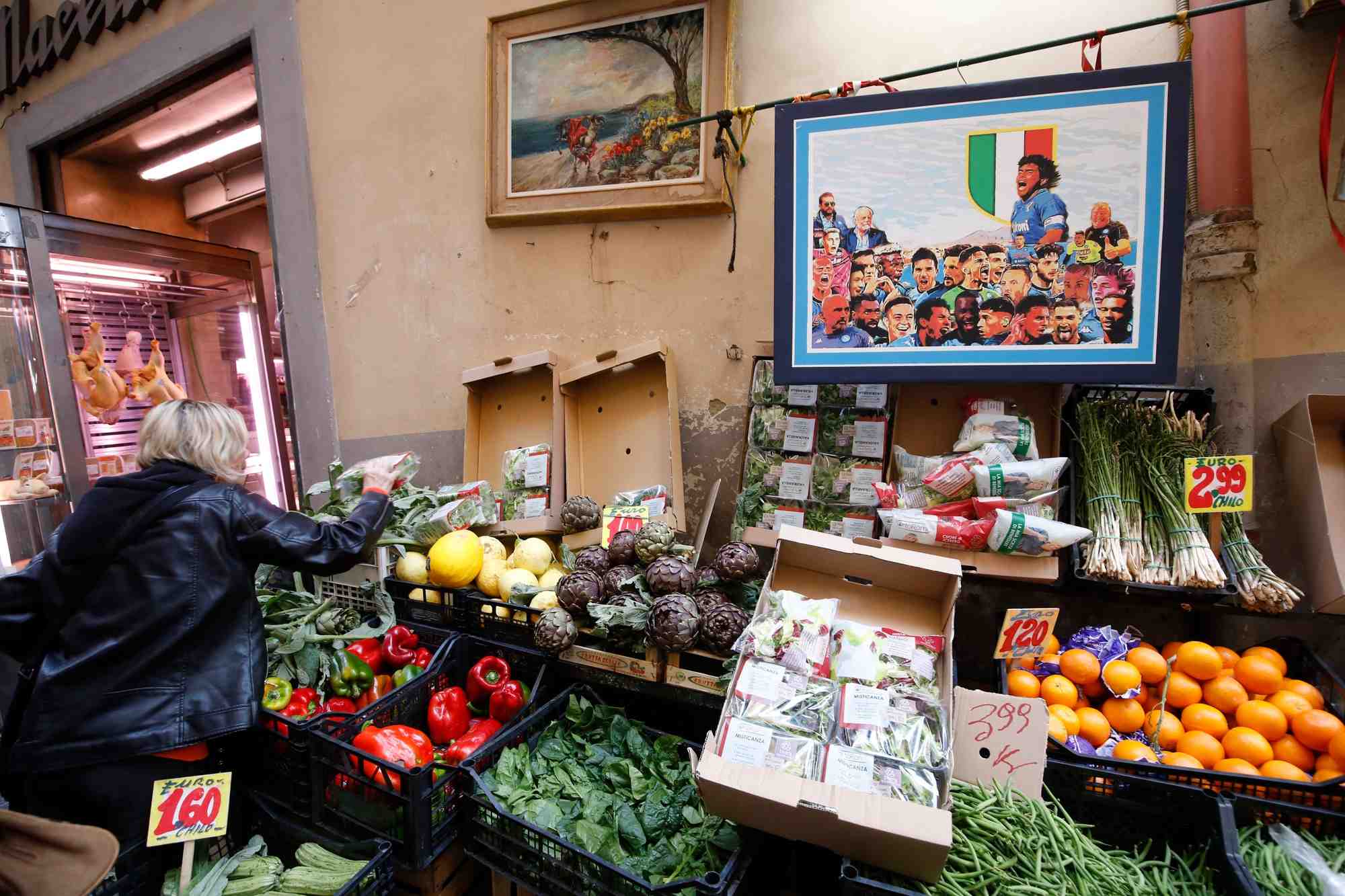 Une femme fait les courses a naples