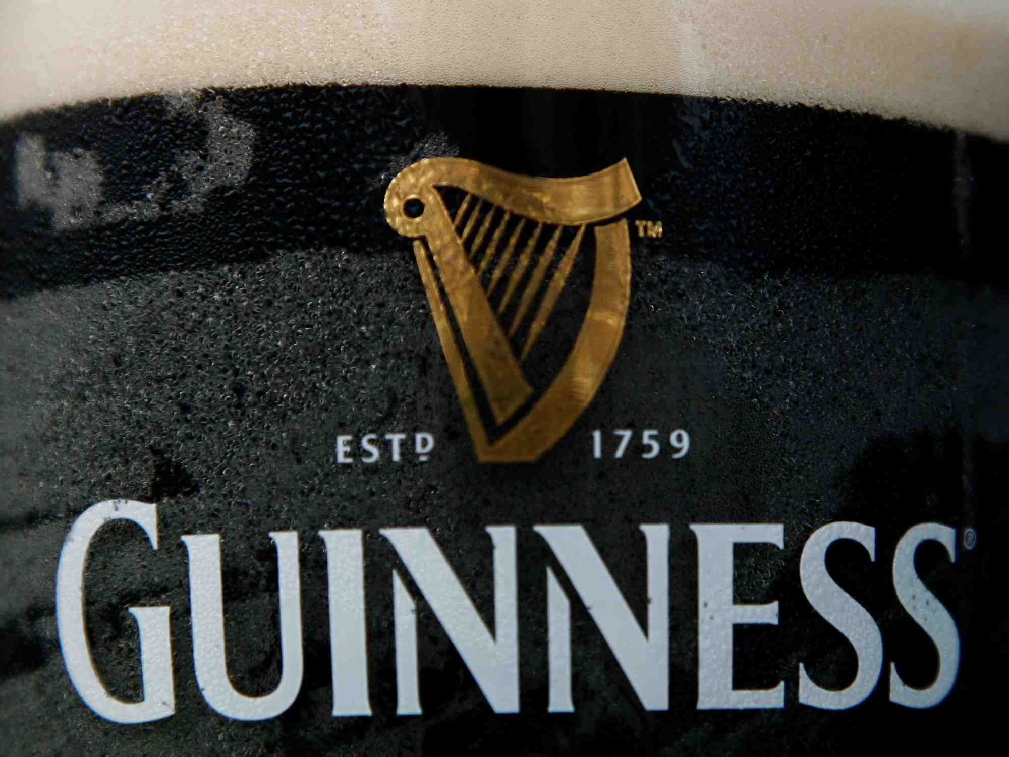 Photo d'archives : une pinte de biere guinness de diago dans un pub de londres