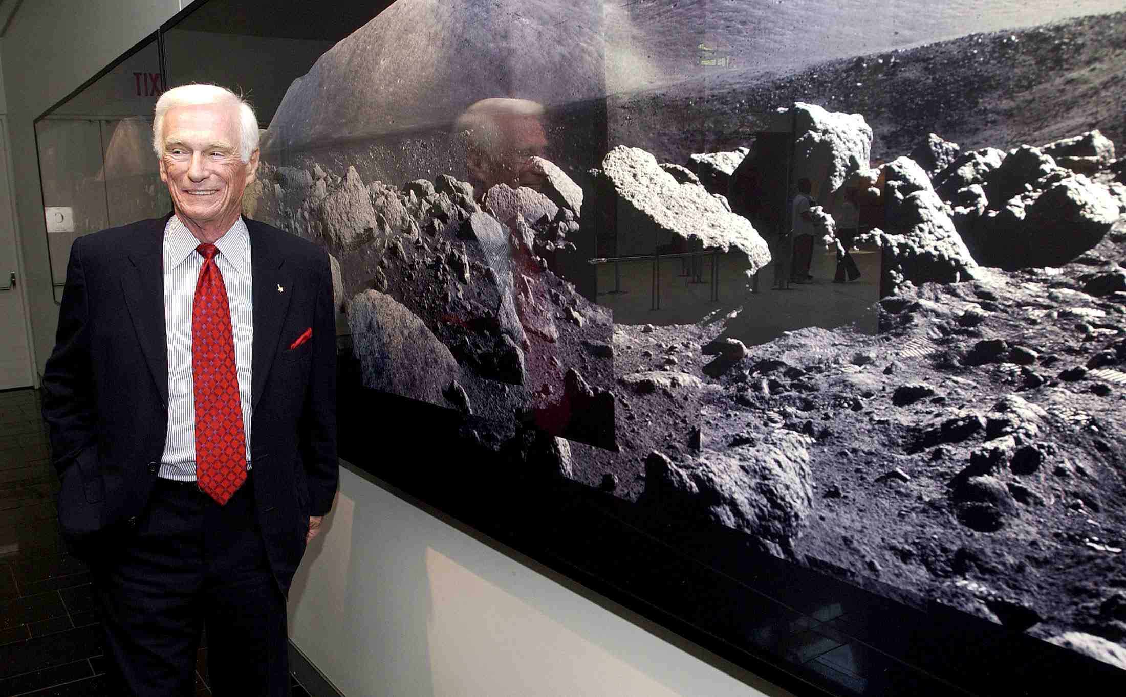 Deces a 82 ans de gene cernan, dernier homme a avoir marche sur la lune