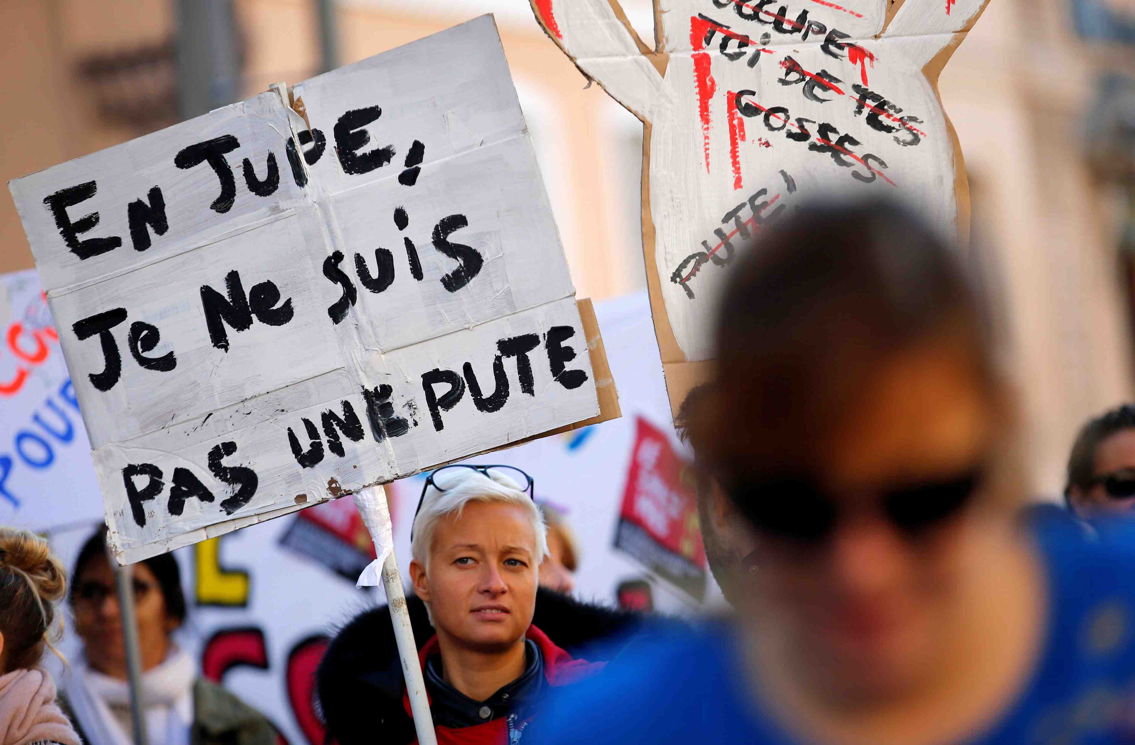 Des milliers de personnes defilent contre les violences sexistes