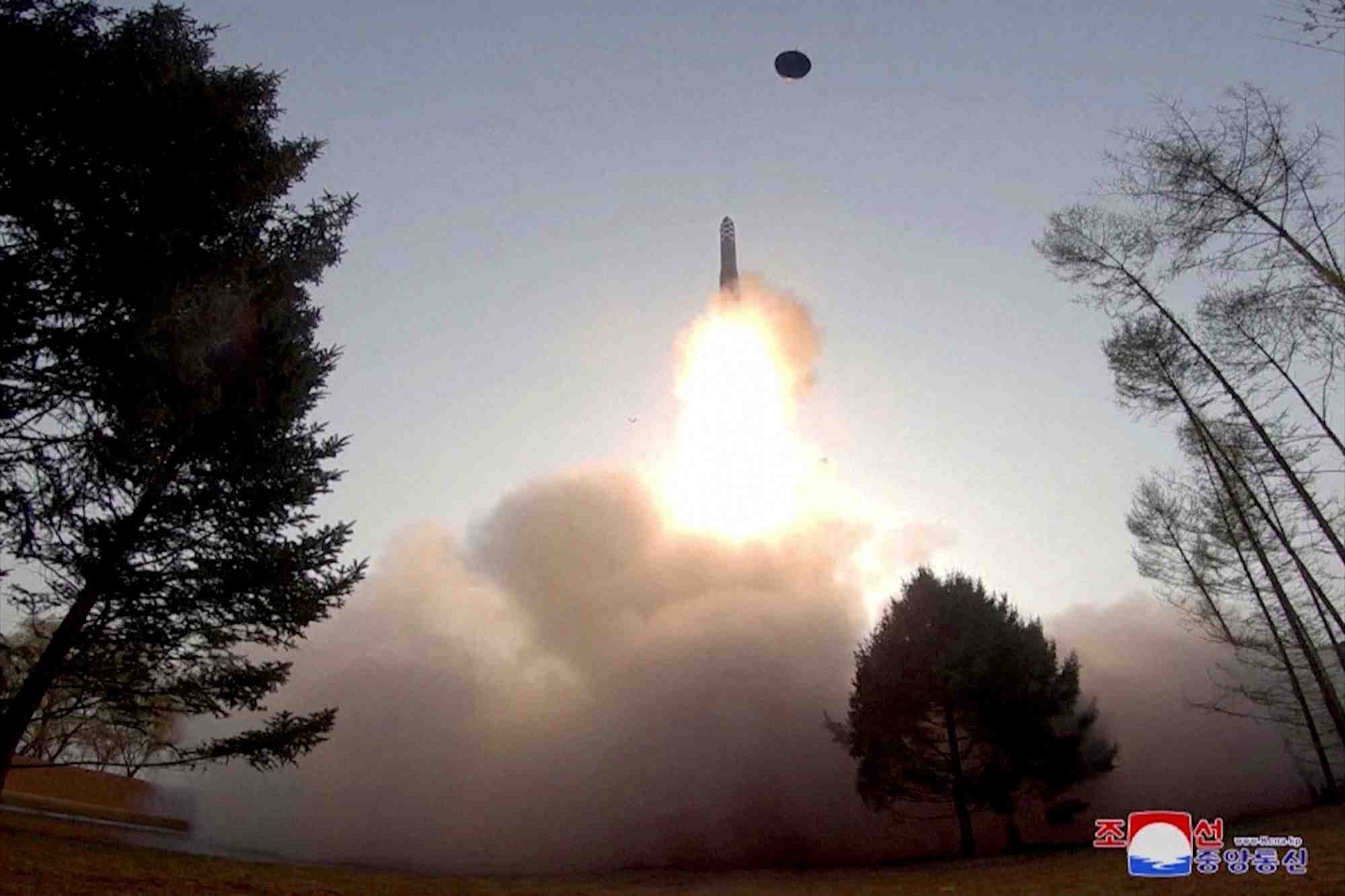 Lancement d'essai d'un nouveau missile balistique intercontinental nord-coreen hwasong-18