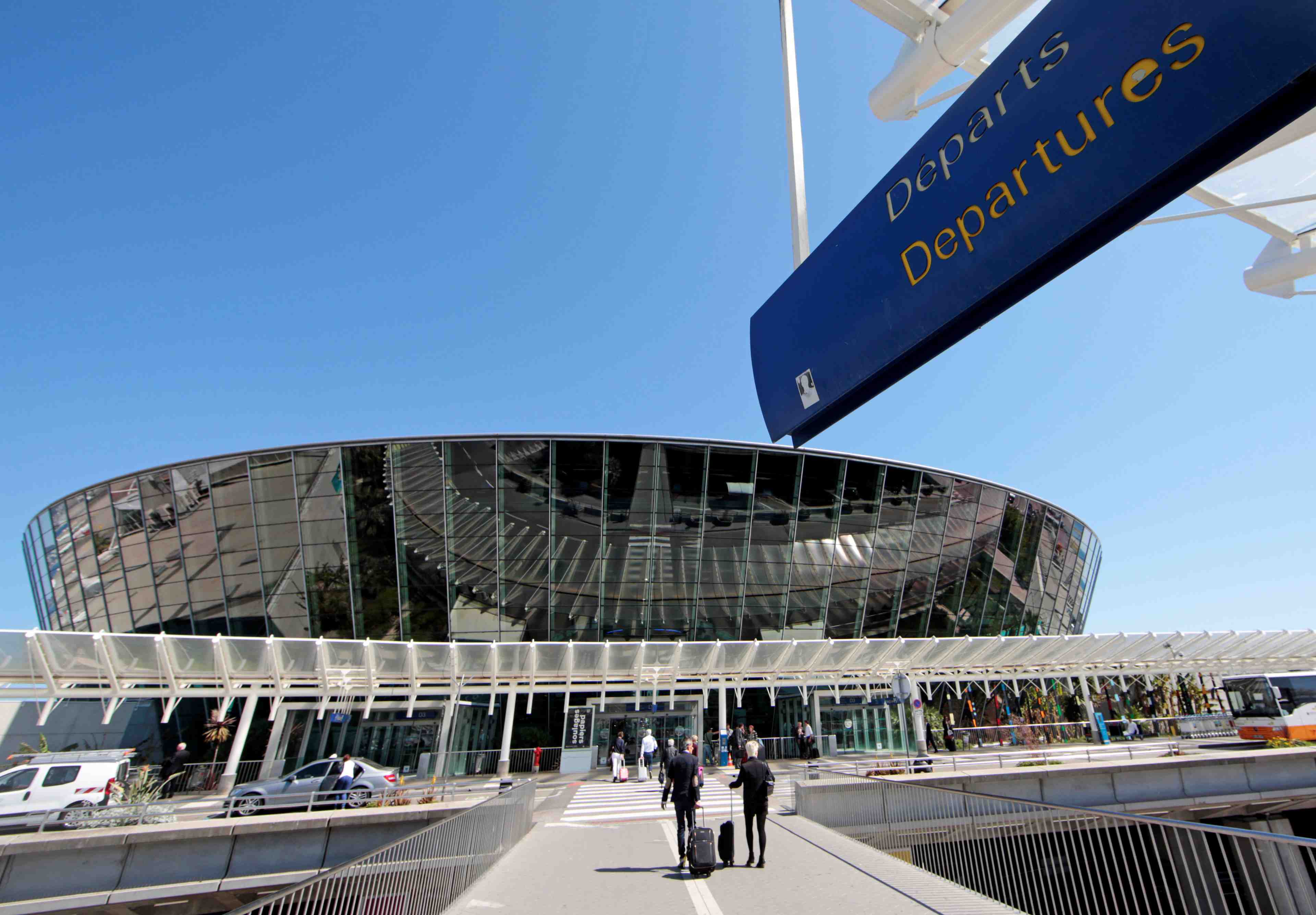 France: la metropole de nice veut ramener a 1% sa part dans l'aeroport