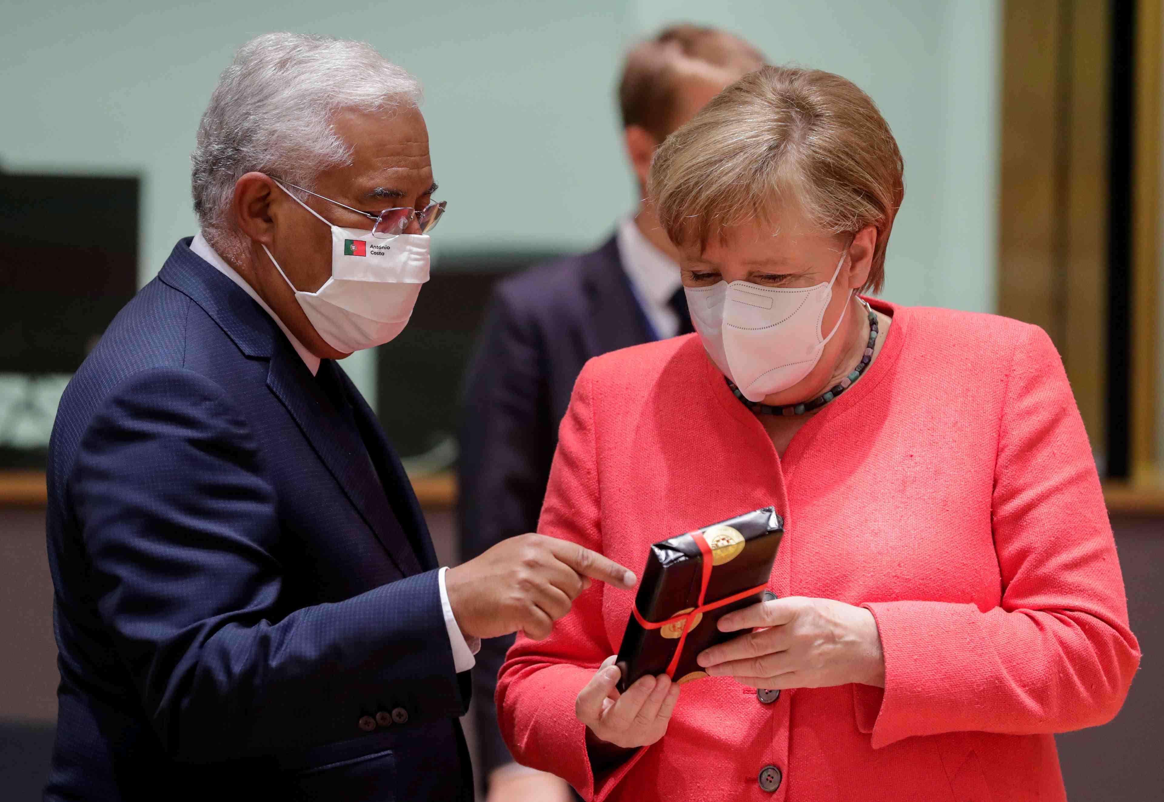 Merkel espere un accord a bruxelles comme cadeau d'anniversaire
