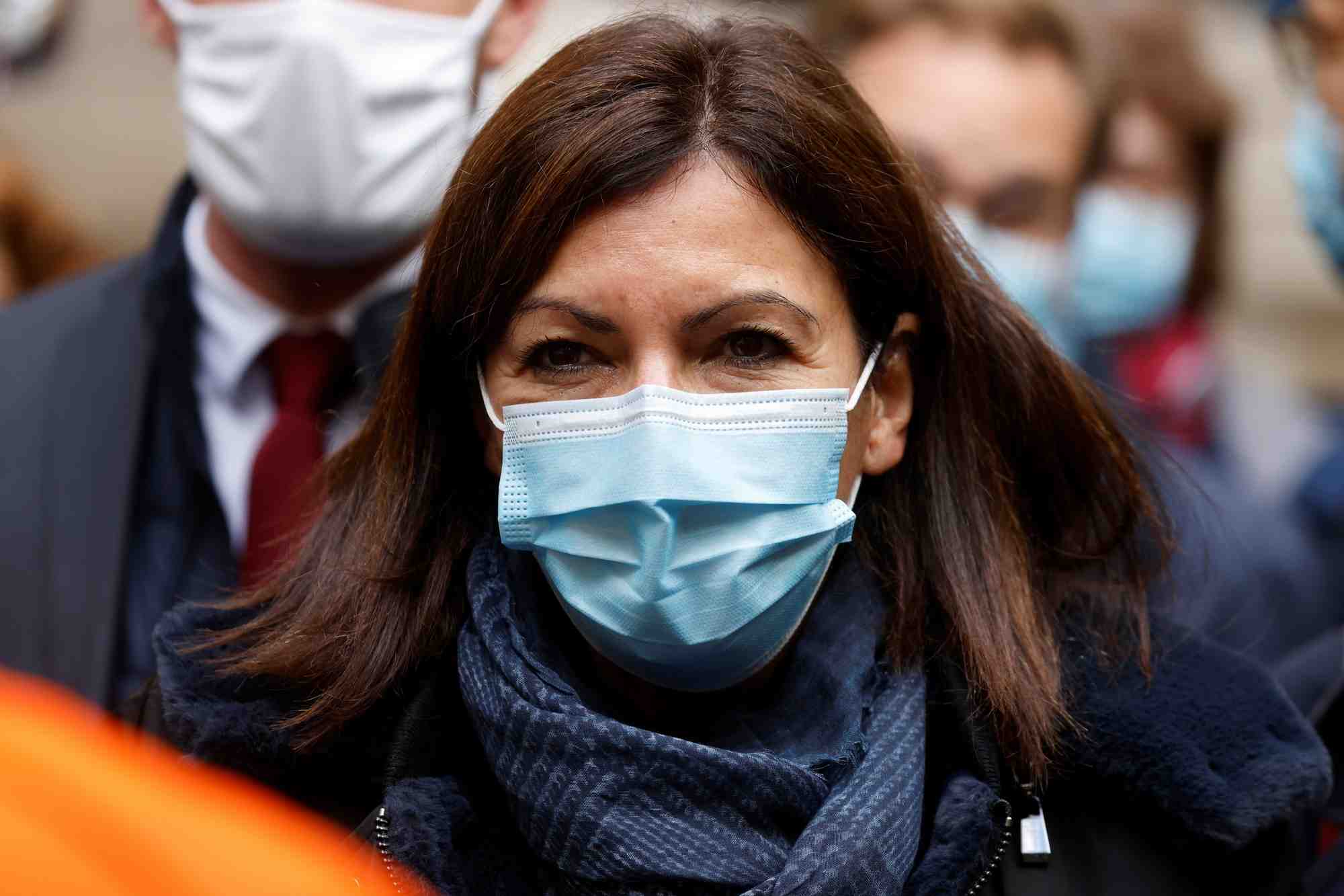 Coronavirus: hidalgo annonce la fermeture de certains commerces a 22h00 a paris