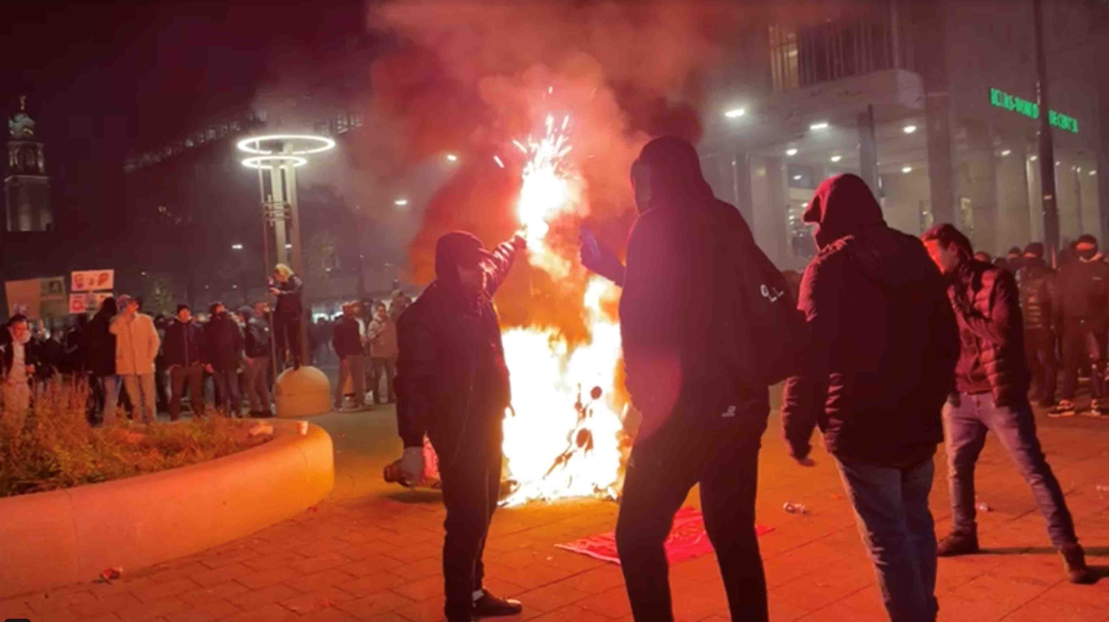 Troisieme nuit de violences au pays-bas contre les restrictions sanitaires